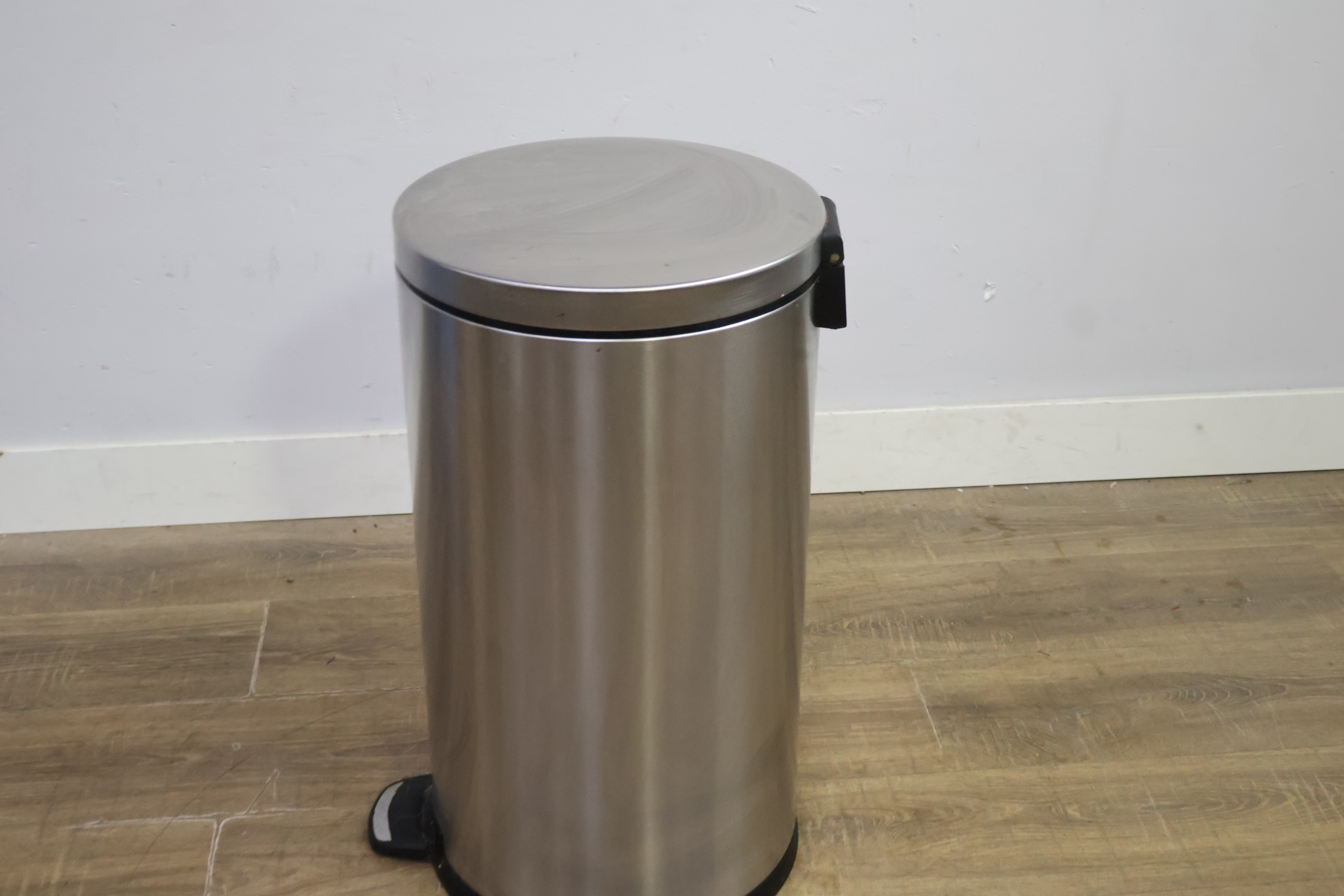 Ronde RVS prullenbak met pedaal – foto 8 – kavel bij GSD Auctions, Zoeterwoude