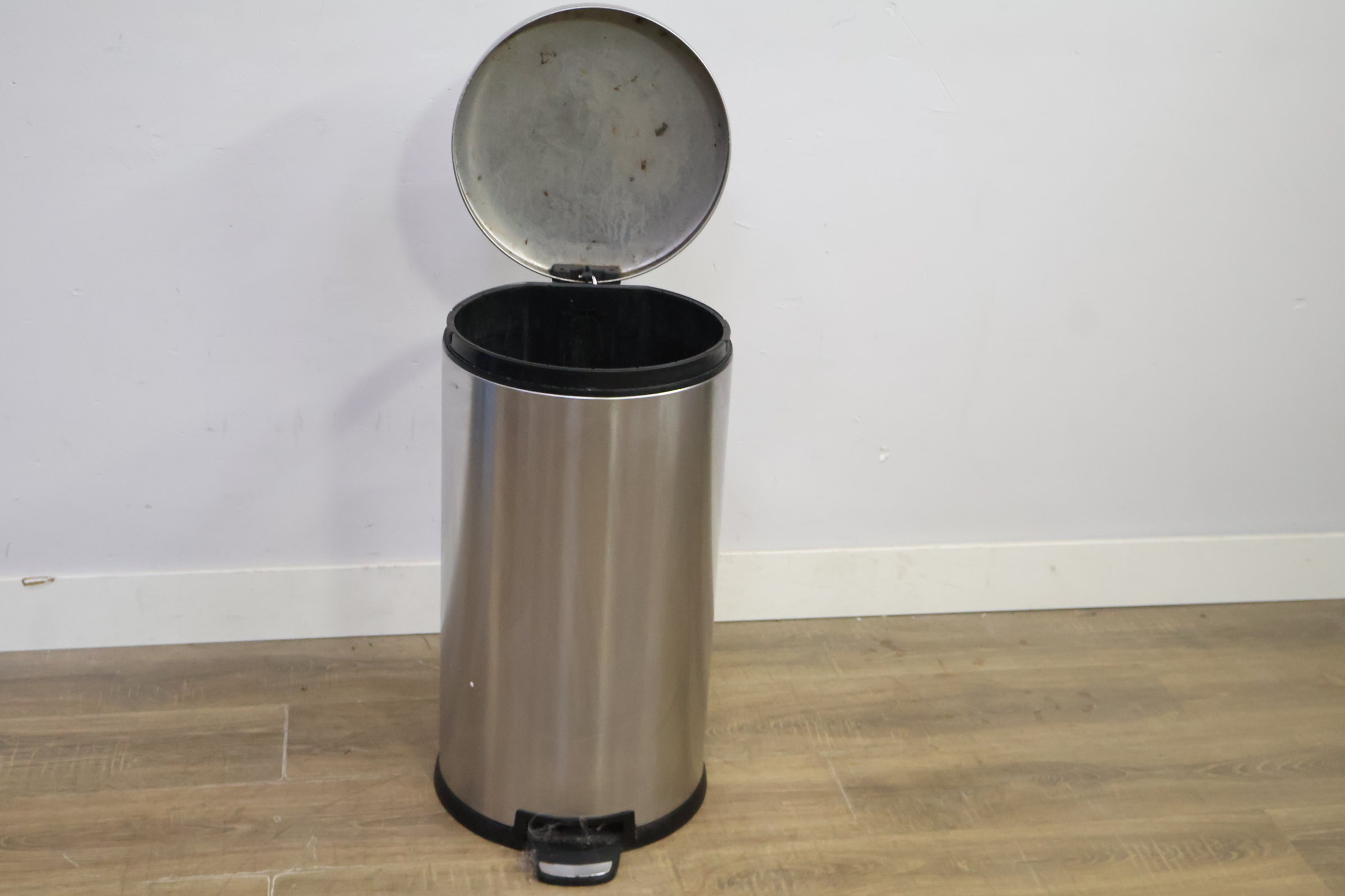 Ronde RVS prullenbak met pedaal – foto 9 – kavel bij GSD Auctions, Zoeterwoude