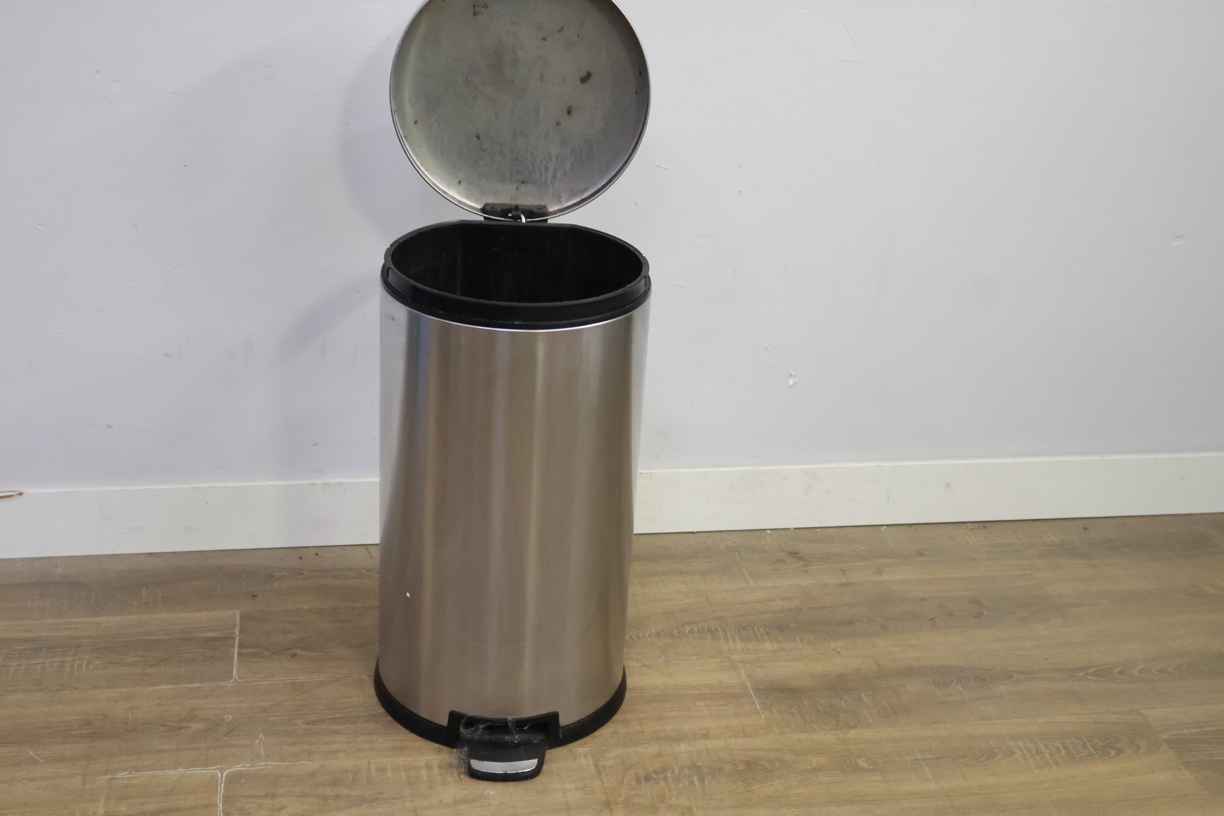 Ronde RVS prullenbak met pedaal – foto 10 – kavel bij GSD Auctions, Zoeterwoude