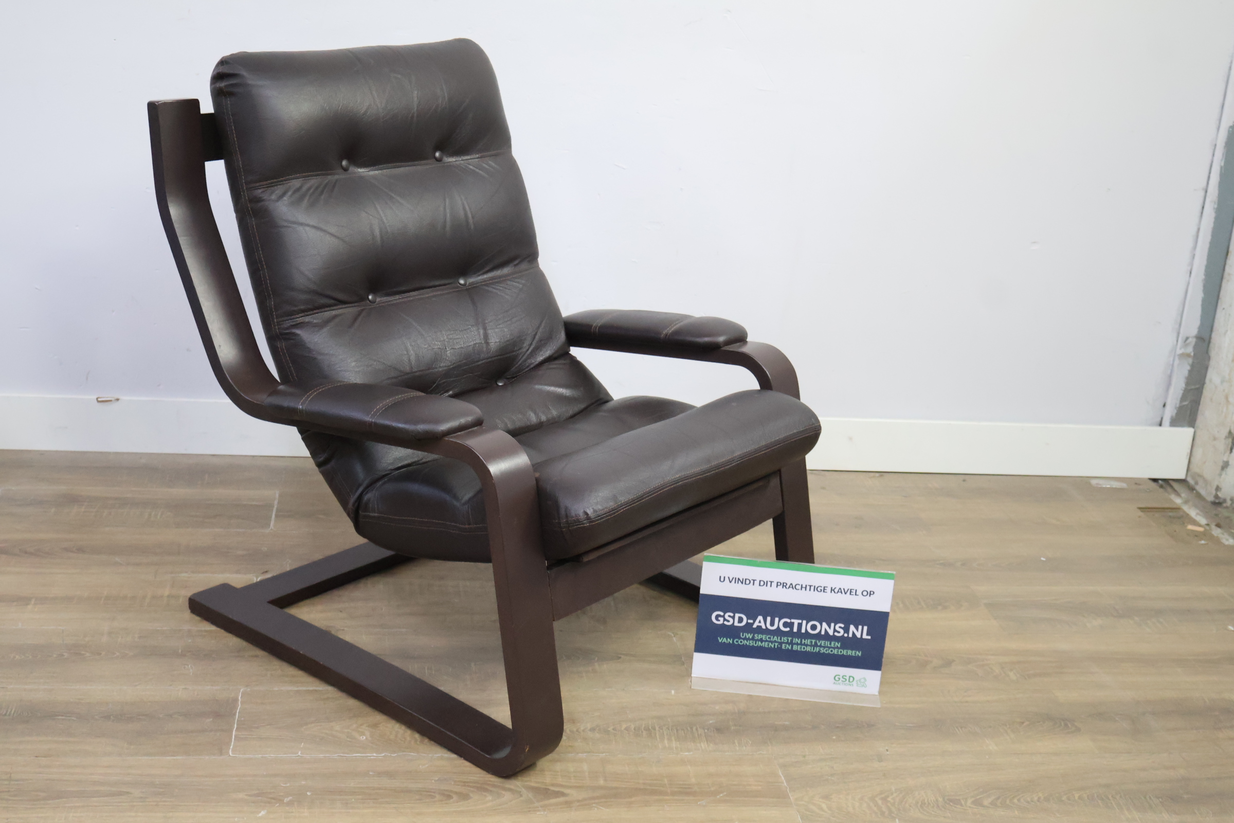 Donkerbruine leren fauteuil met houten frame – kavel bij GSD Auctions, Zoeterwoude