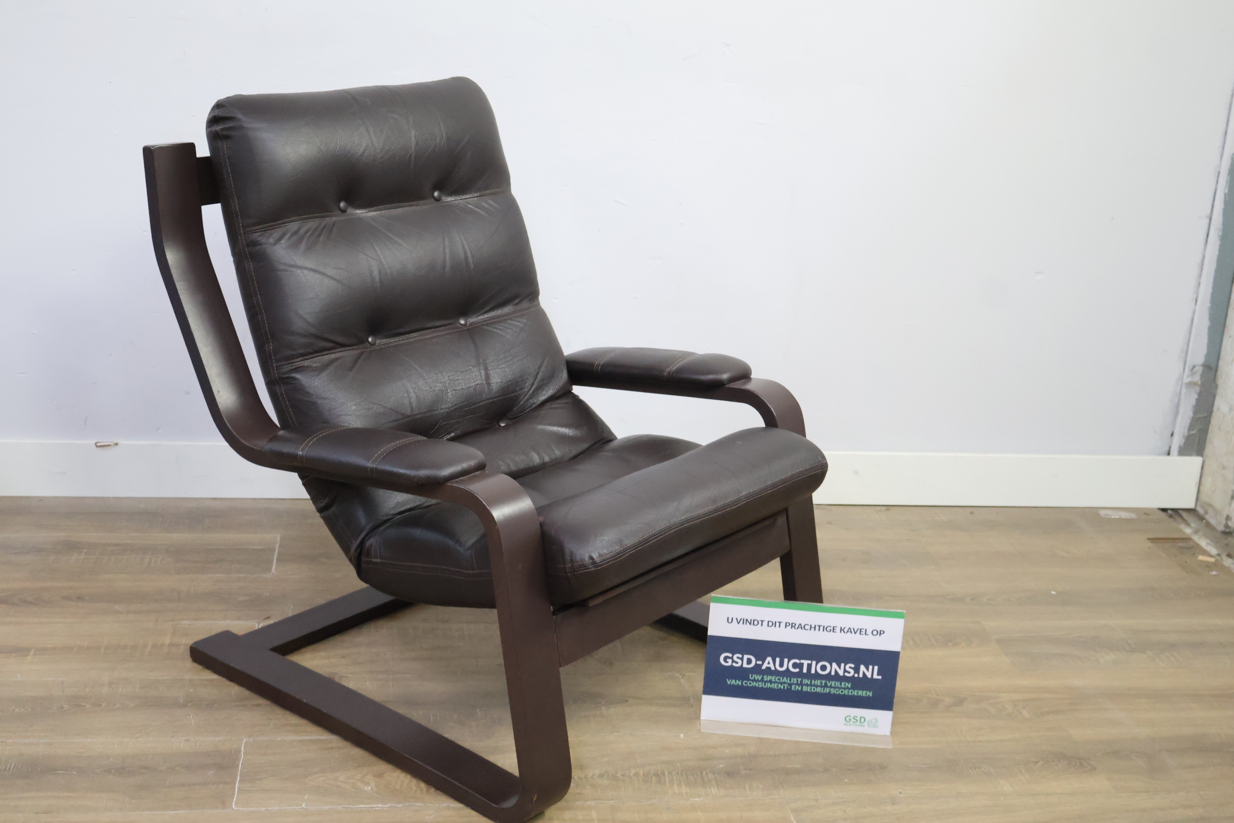 Donkerbruine leren fauteuil met houten frame – foto 2 – kavel bij GSD Auctions, Zoeterwoude