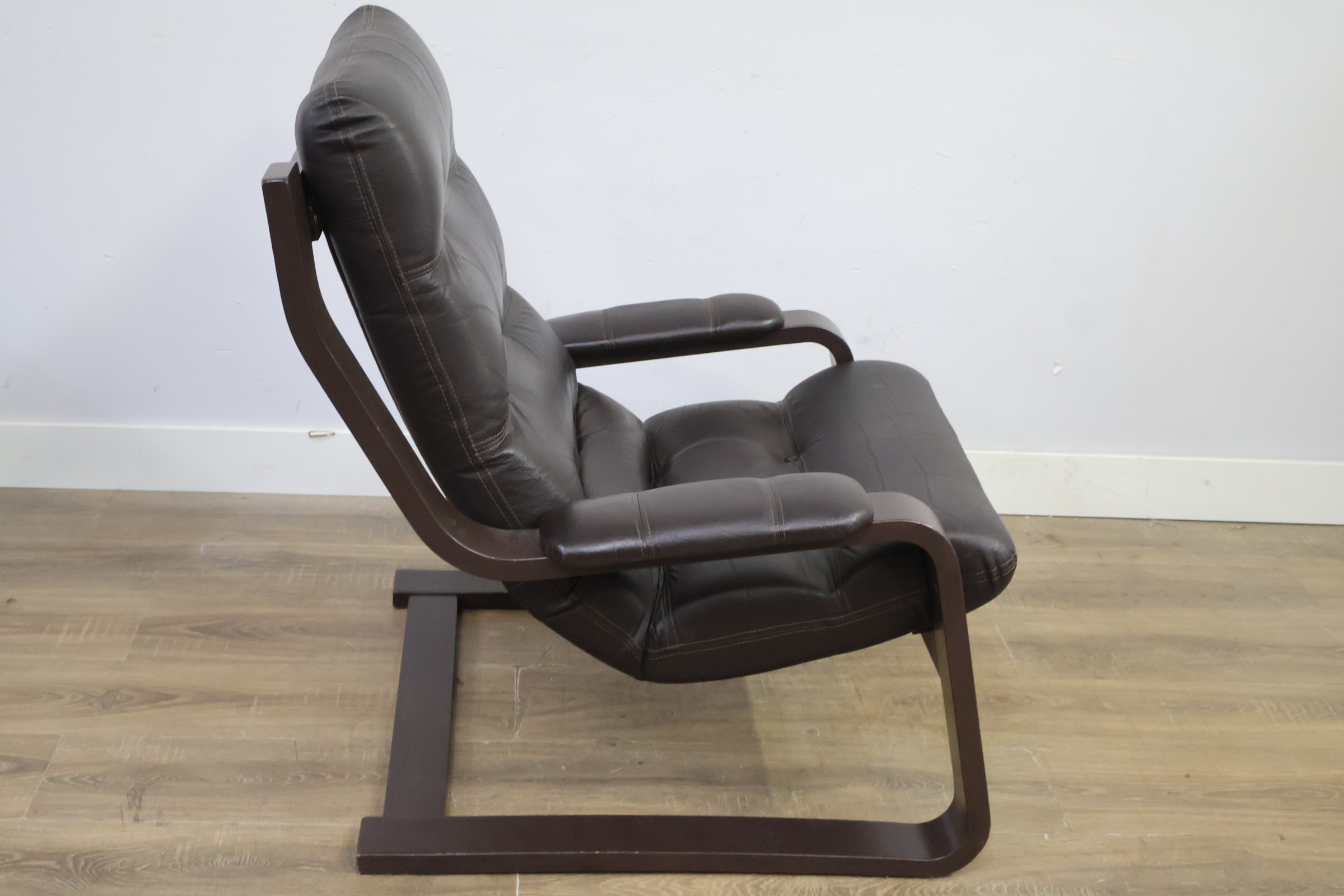 Donkerbruine leren fauteuil met houten frame – foto 3 – kavel bij GSD Auctions, Zoeterwoude