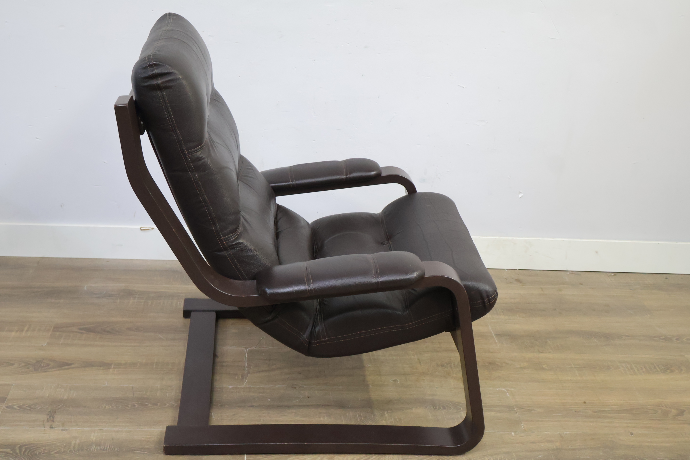 Donkerbruine leren fauteuil met houten frame – foto 4 – kavel bij GSD Auctions, Zoeterwoude
