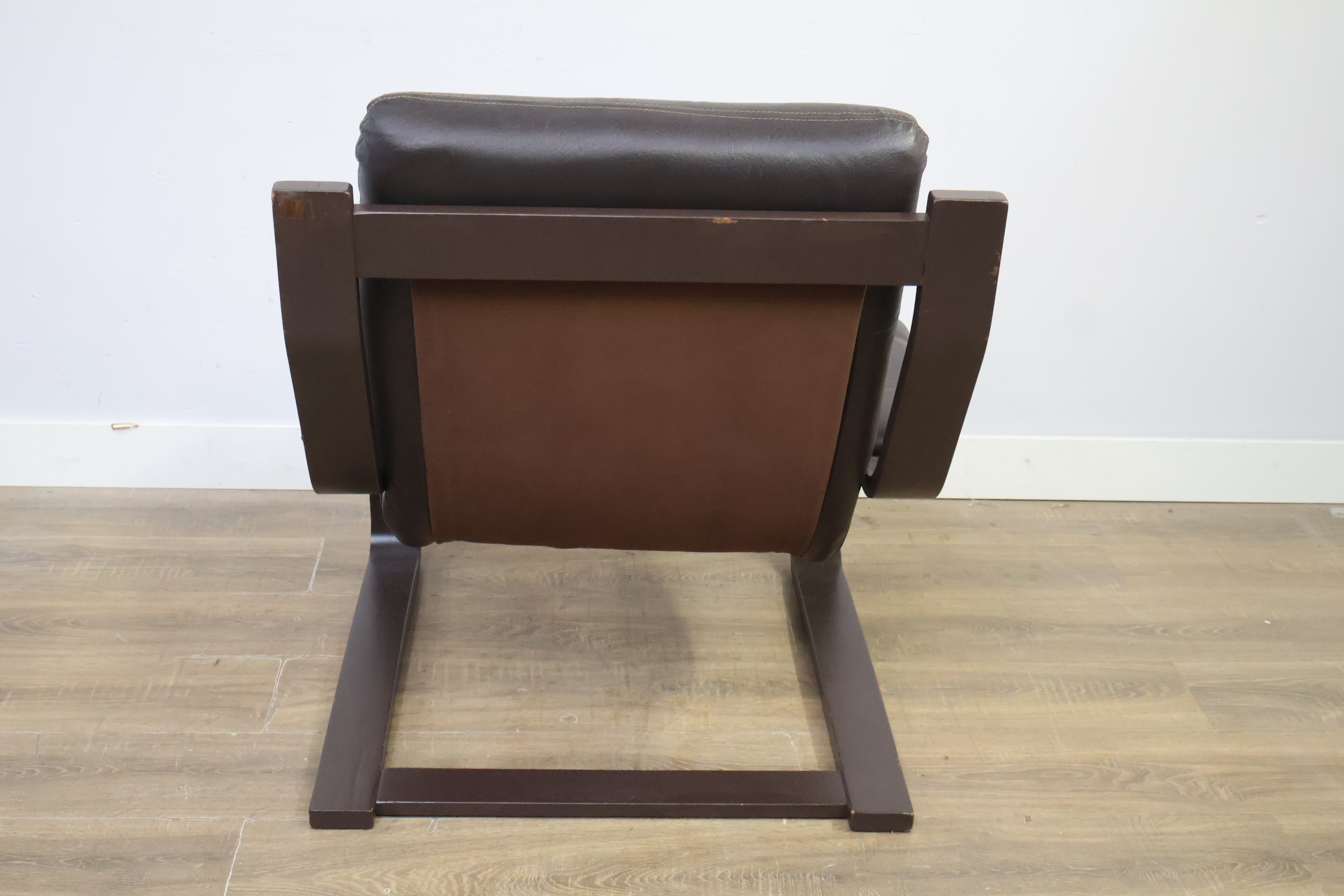 Donkerbruine leren fauteuil met houten frame – foto 5 – kavel bij GSD Auctions, Zoeterwoude