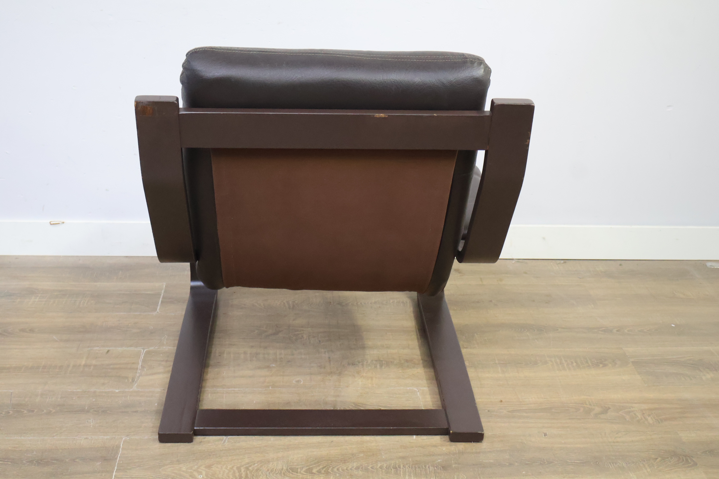 Donkerbruine leren fauteuil met houten frame – foto 6 – kavel bij GSD Auctions, Zoeterwoude