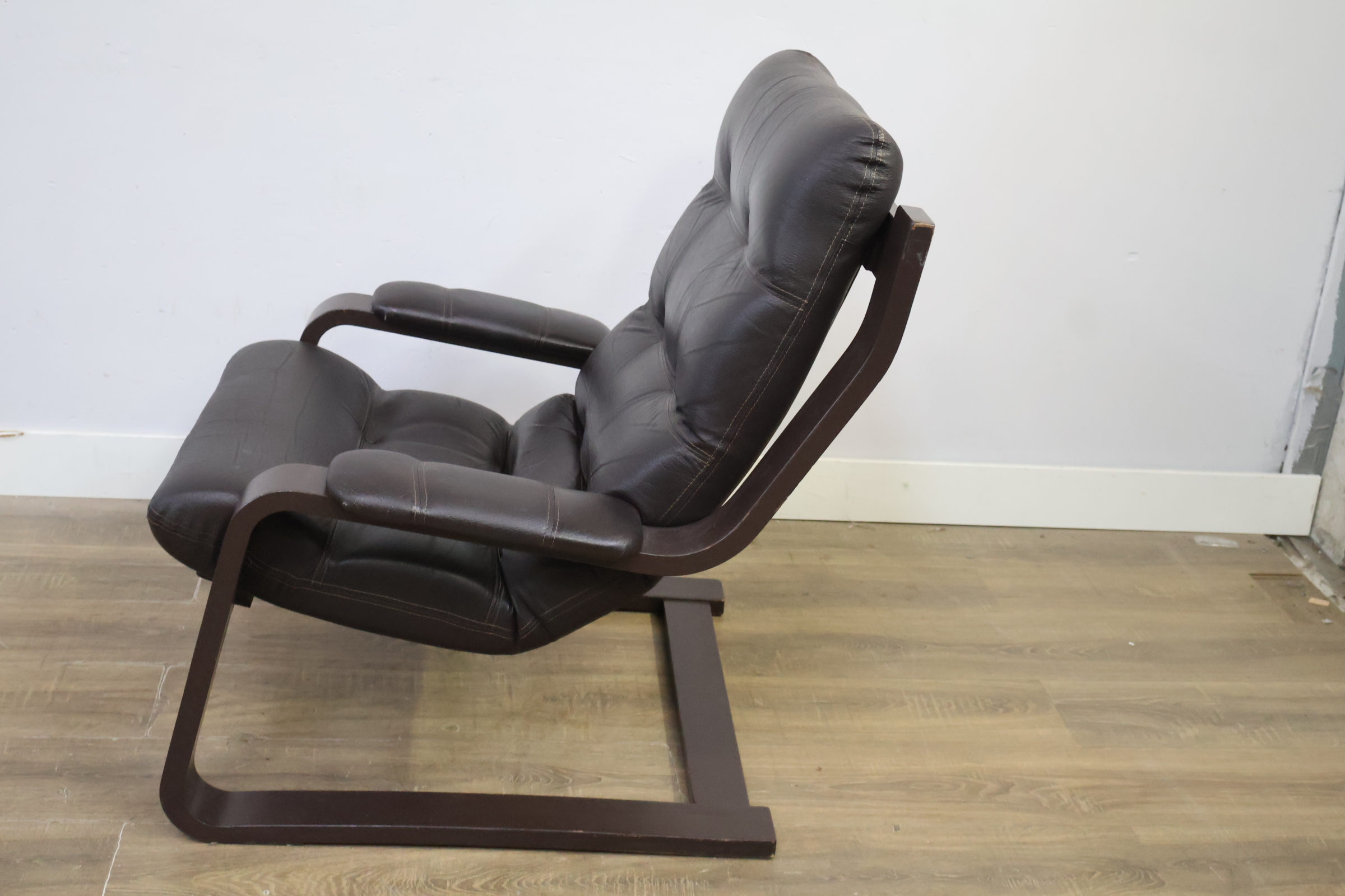 Donkerbruine leren fauteuil met houten frame – foto 7 – kavel bij GSD Auctions, Zoeterwoude