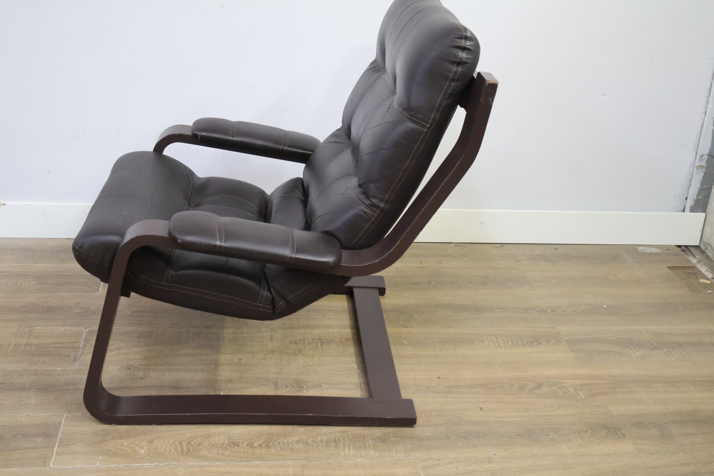 Donkerbruine leren fauteuil met houten frame – foto 8 – kavel bij GSD Auctions, Zoeterwoude