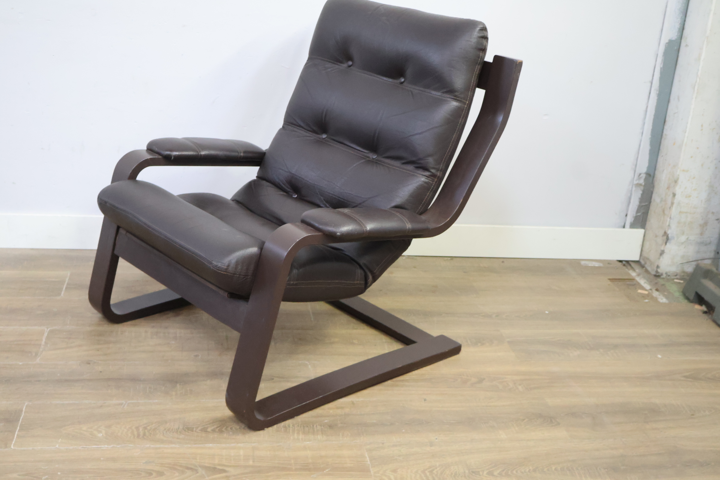 Donkerbruine leren fauteuil met houten frame – foto 9 – kavel bij GSD Auctions, Zoeterwoude