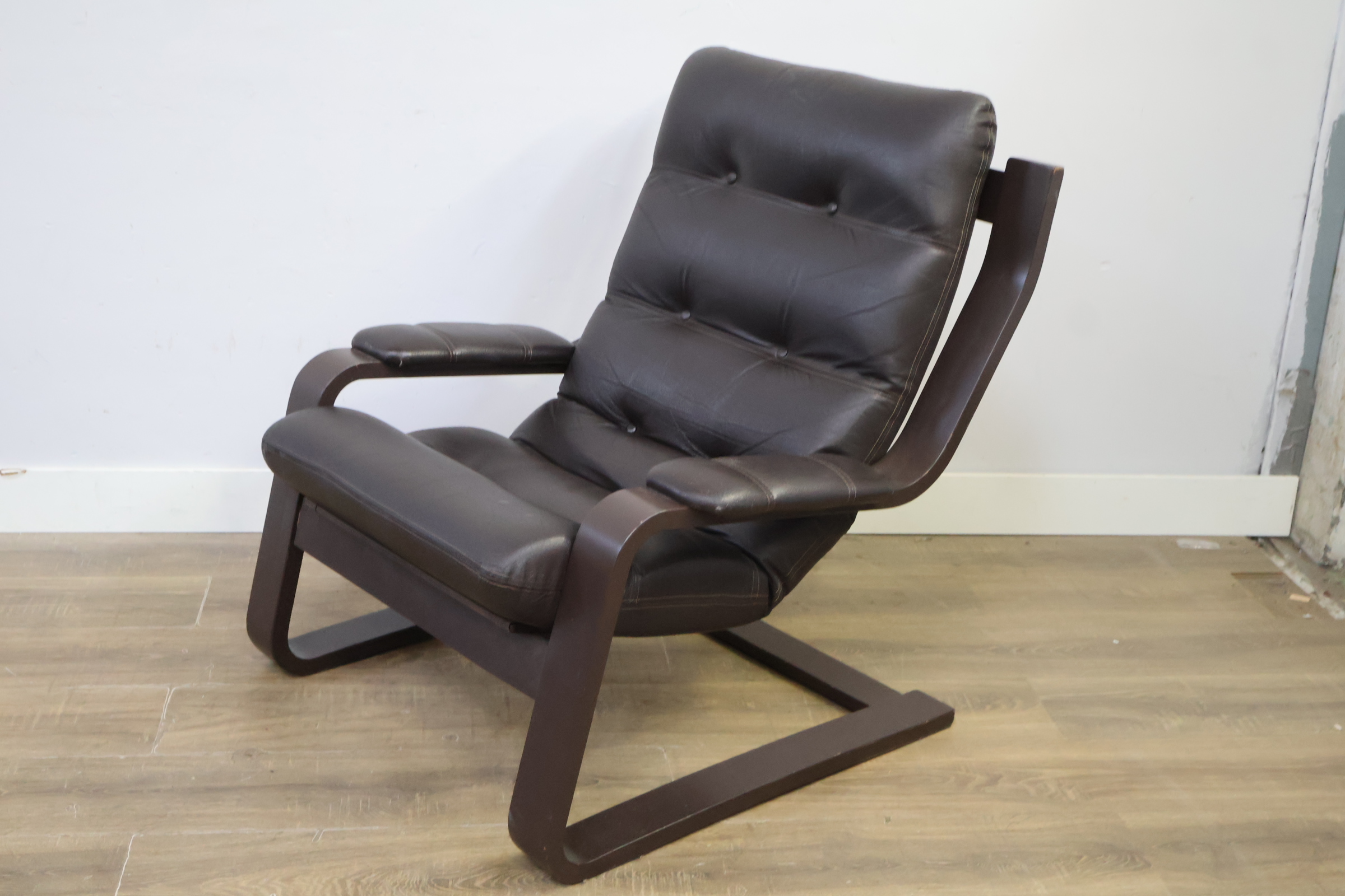 Donkerbruine leren fauteuil met houten frame – foto 10 – kavel bij GSD Auctions, Zoeterwoude