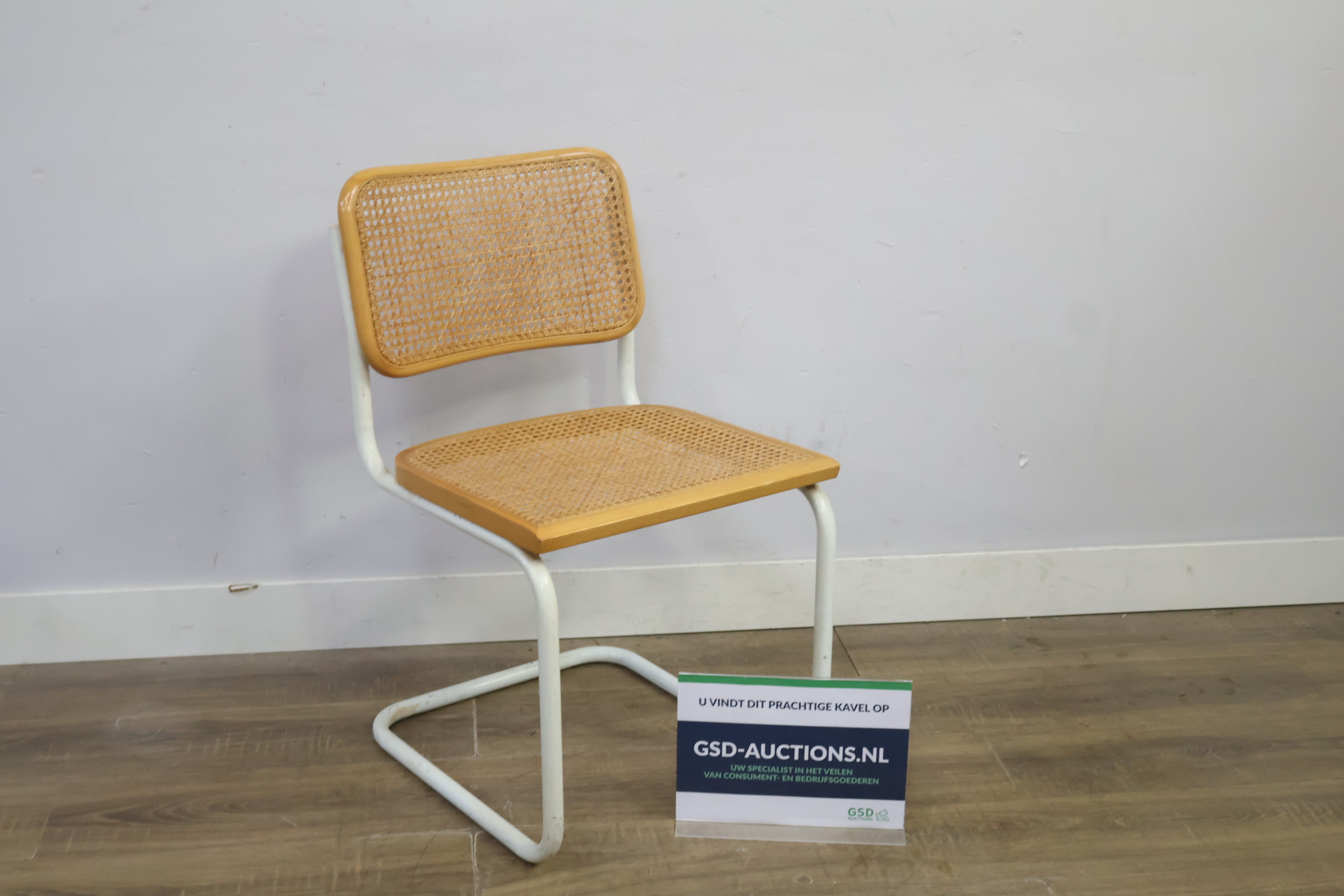 Rieten stoel met wit metalen frame – kavel bij GSD Auctions, Zoeterwoude