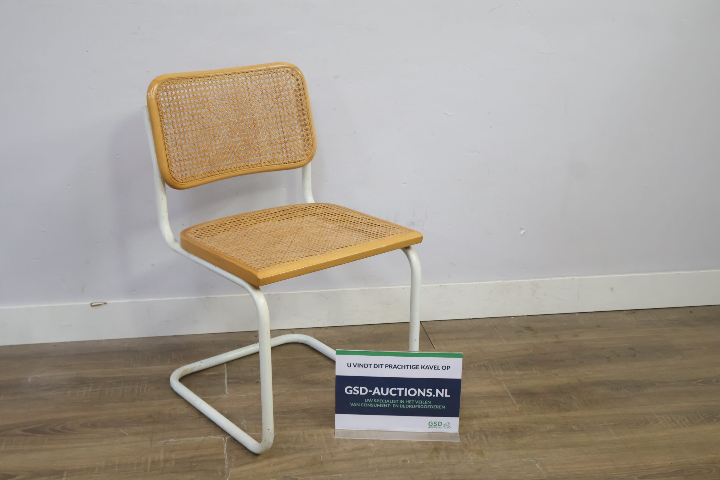 Rieten stoel met wit metalen frame – foto 2 – kavel bij GSD Auctions, Zoeterwoude