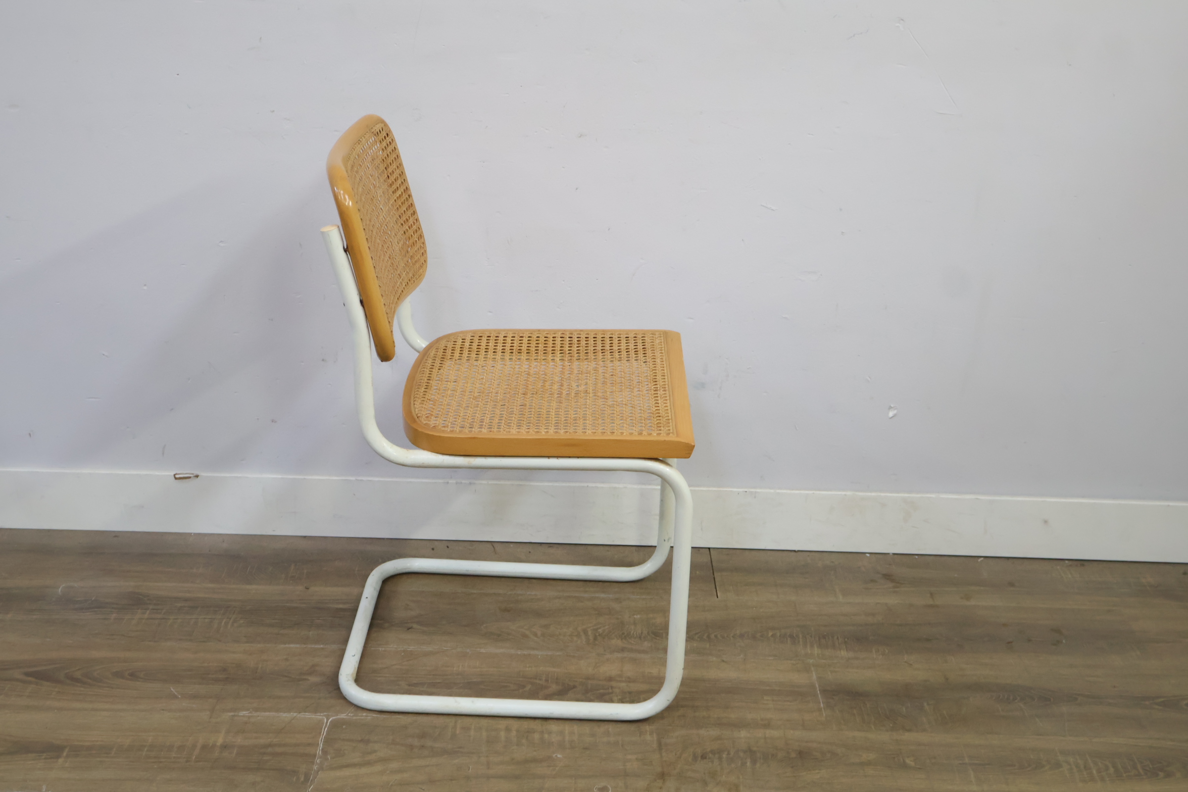 Rieten stoel met wit metalen frame – foto 3 – kavel bij GSD Auctions, Zoeterwoude