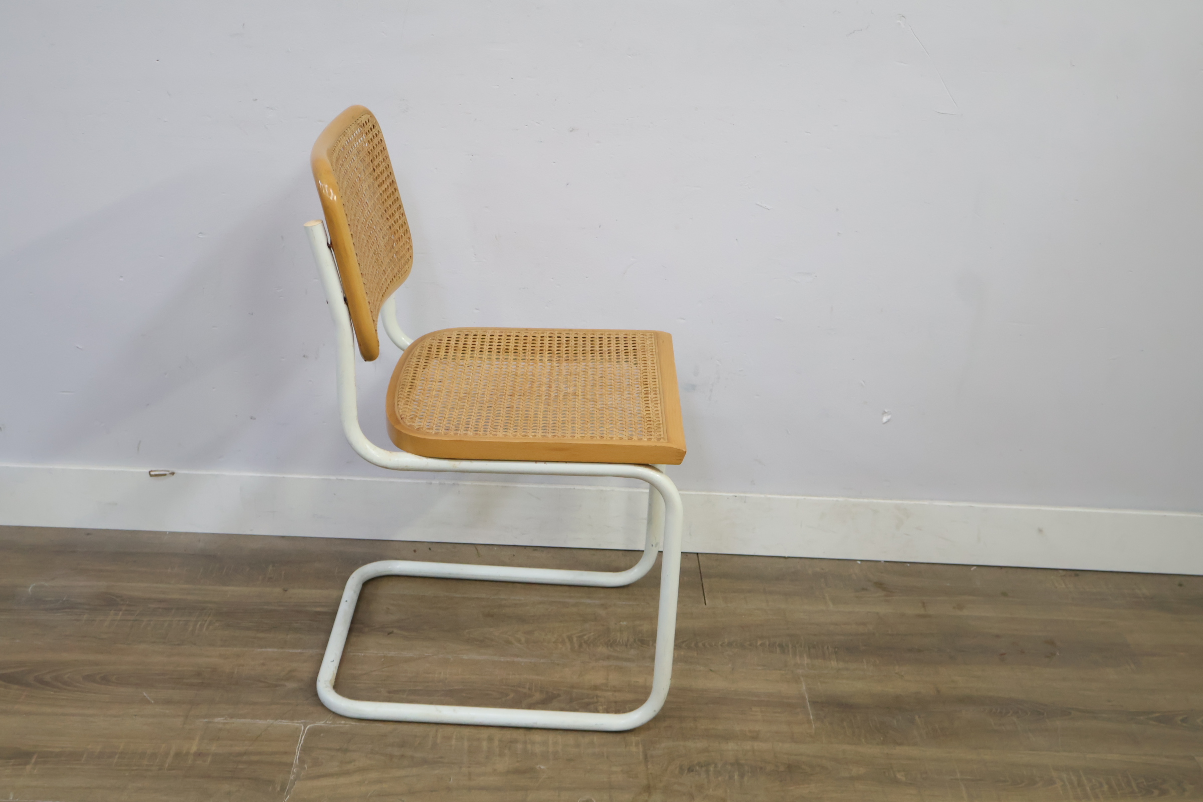 Rieten stoel met wit metalen frame – foto 4 – kavel bij GSD Auctions, Zoeterwoude