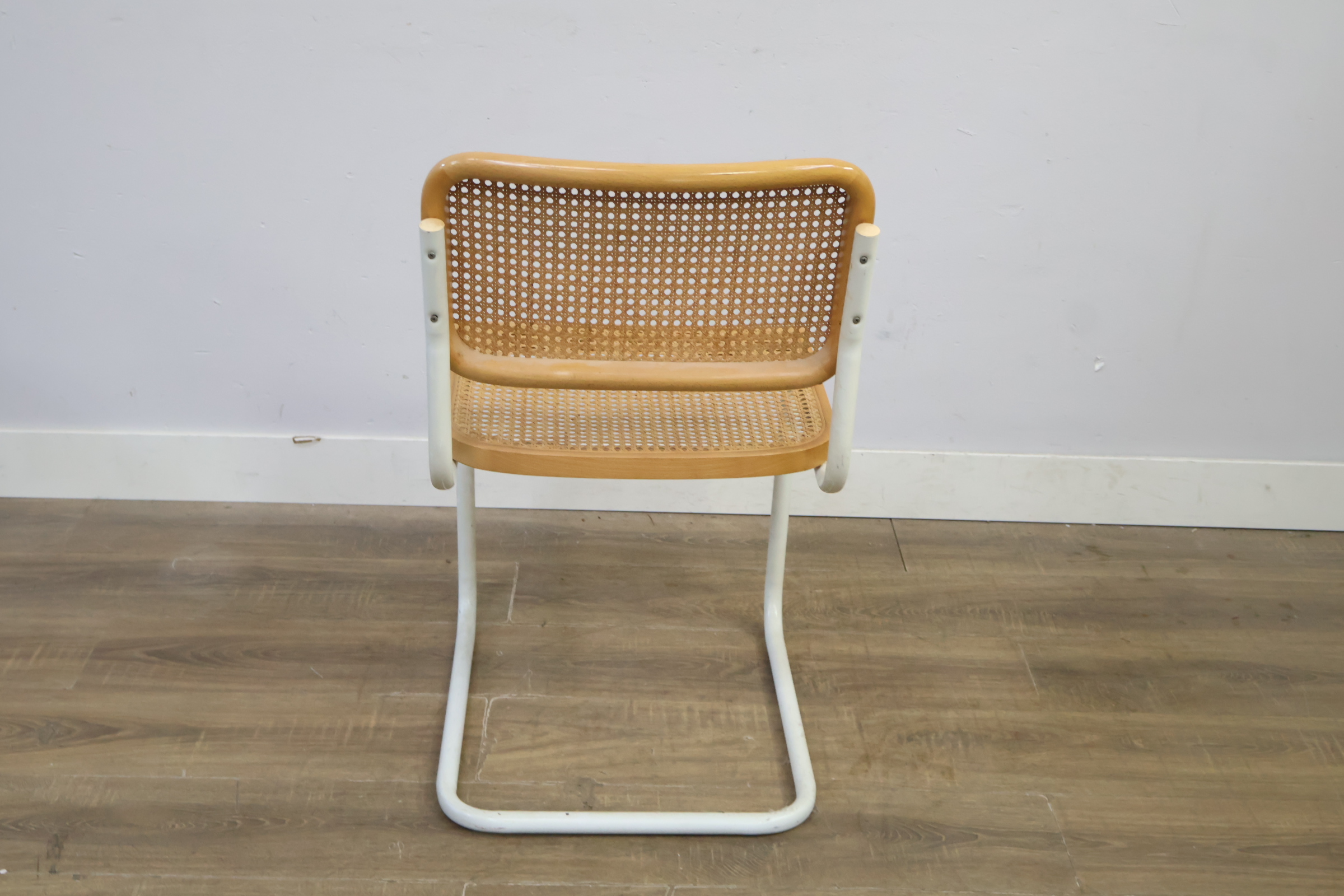 Rieten stoel met wit metalen frame – foto 5 – kavel bij GSD Auctions, Zoeterwoude
