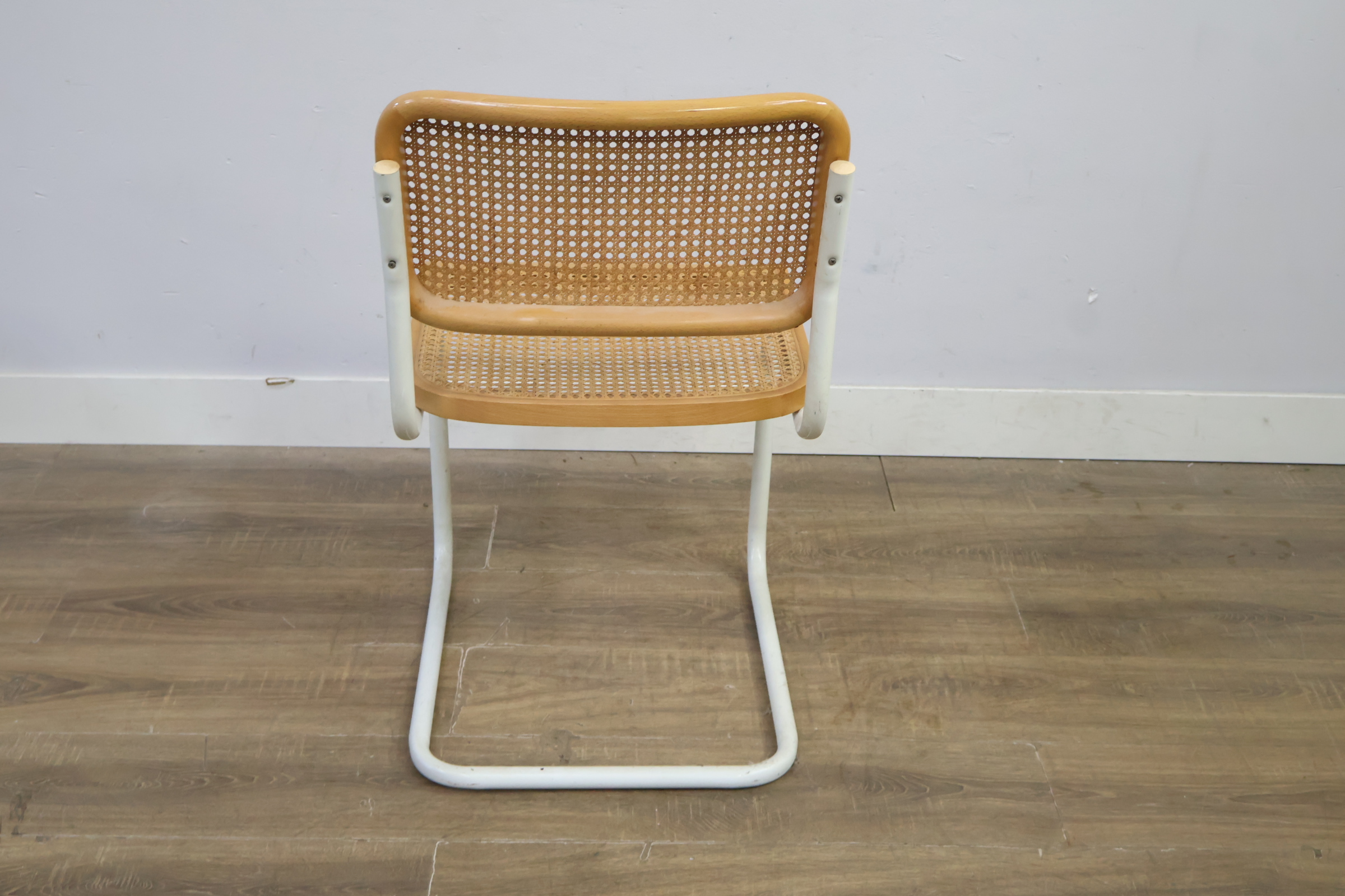 Rieten stoel met wit metalen frame – foto 6 – kavel bij GSD Auctions, Zoeterwoude