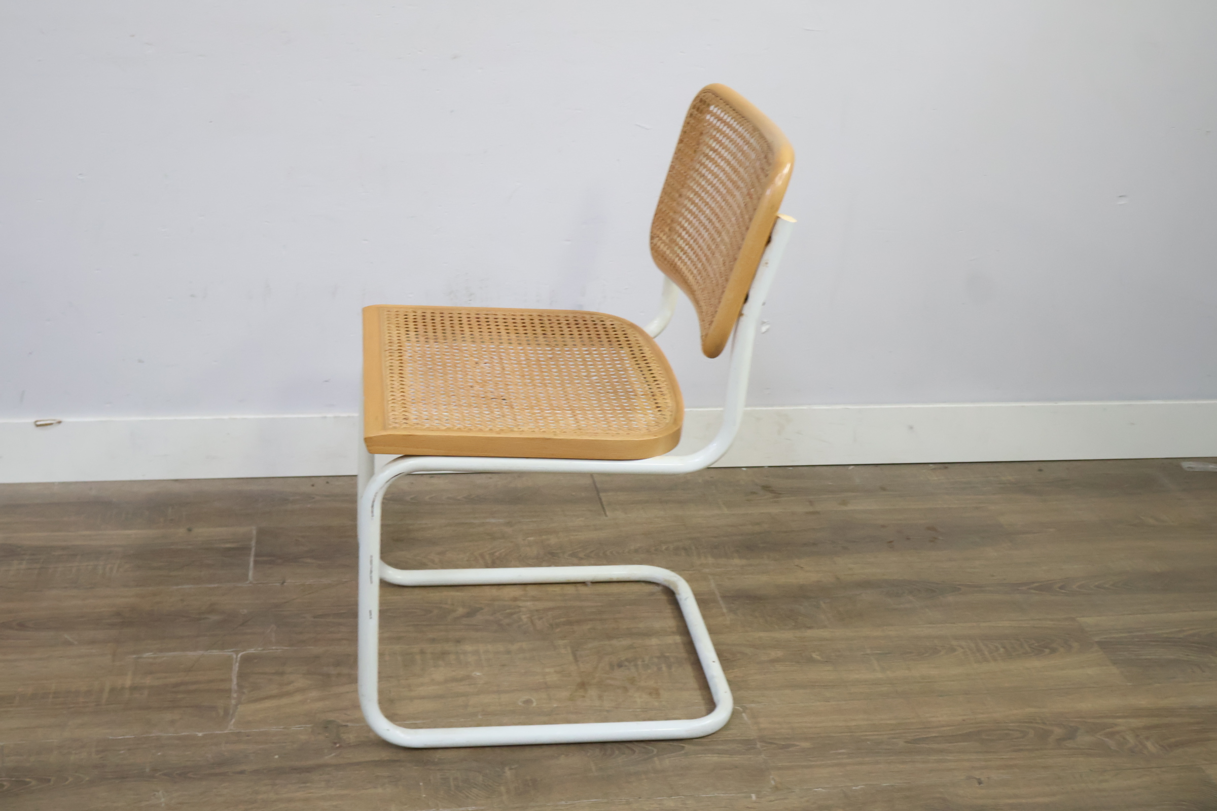 Rieten stoel met wit metalen frame – foto 7 – kavel bij GSD Auctions, Zoeterwoude