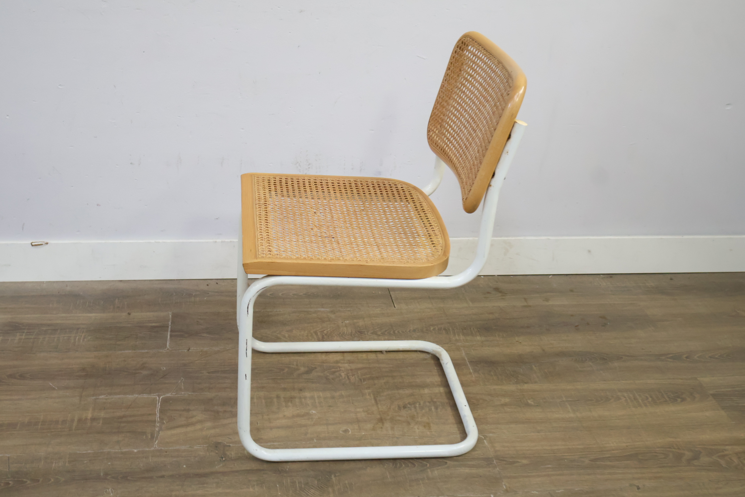 Rieten stoel met wit metalen frame – foto 8 – kavel bij GSD Auctions, Zoeterwoude