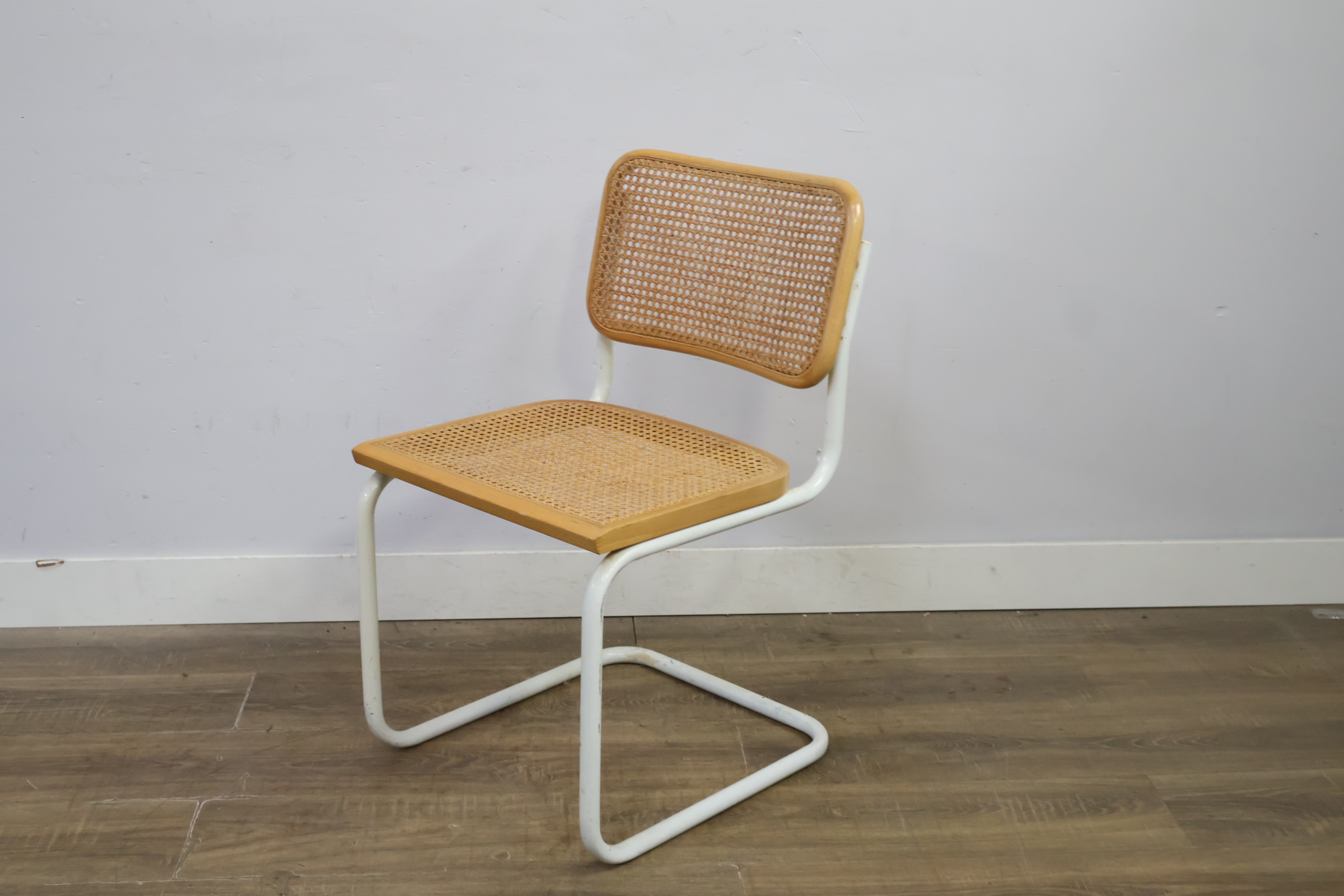 Rieten stoel met wit metalen frame – foto 9 – kavel bij GSD Auctions, Zoeterwoude