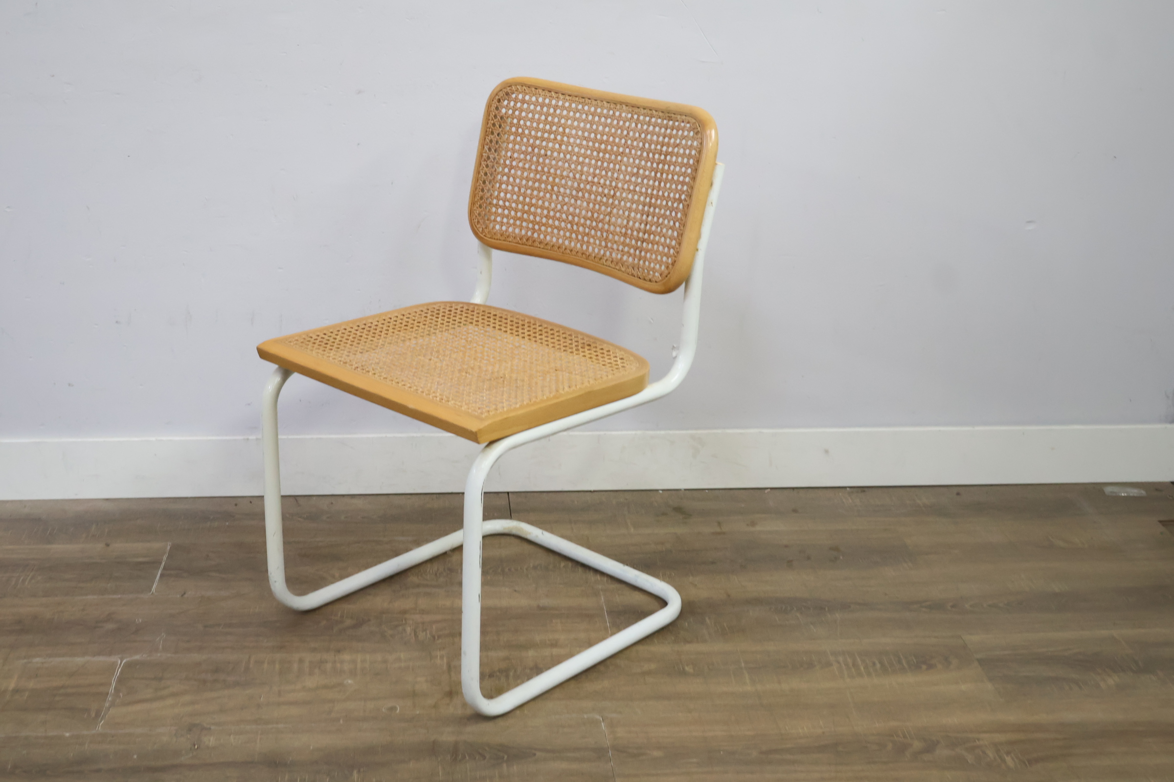 Rieten stoel met wit metalen frame – foto 10 – kavel bij GSD Auctions, Zoeterwoude