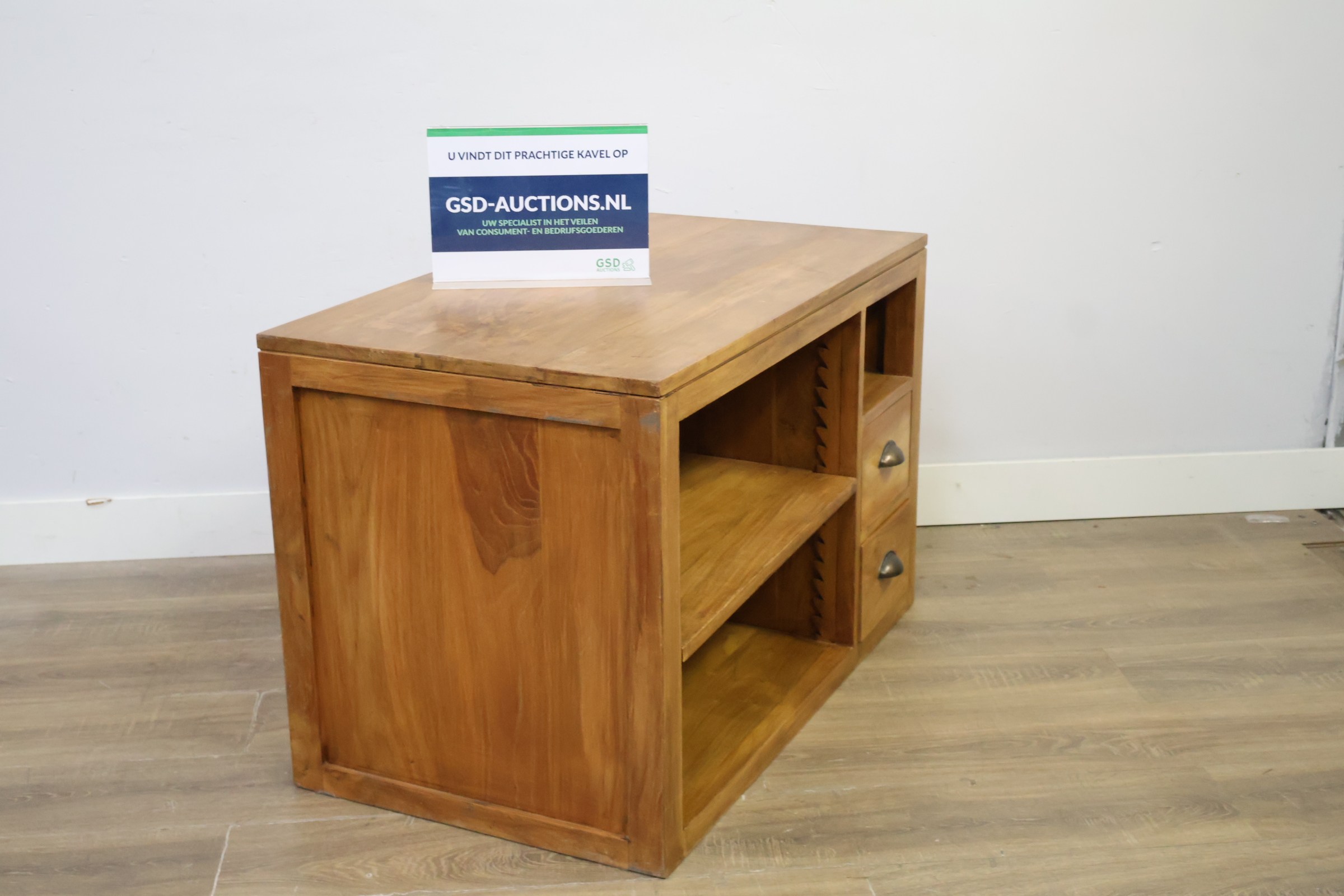 Houten kastje met laden en open vakken – kavel bij GSD Auctions, Zoeterwoude