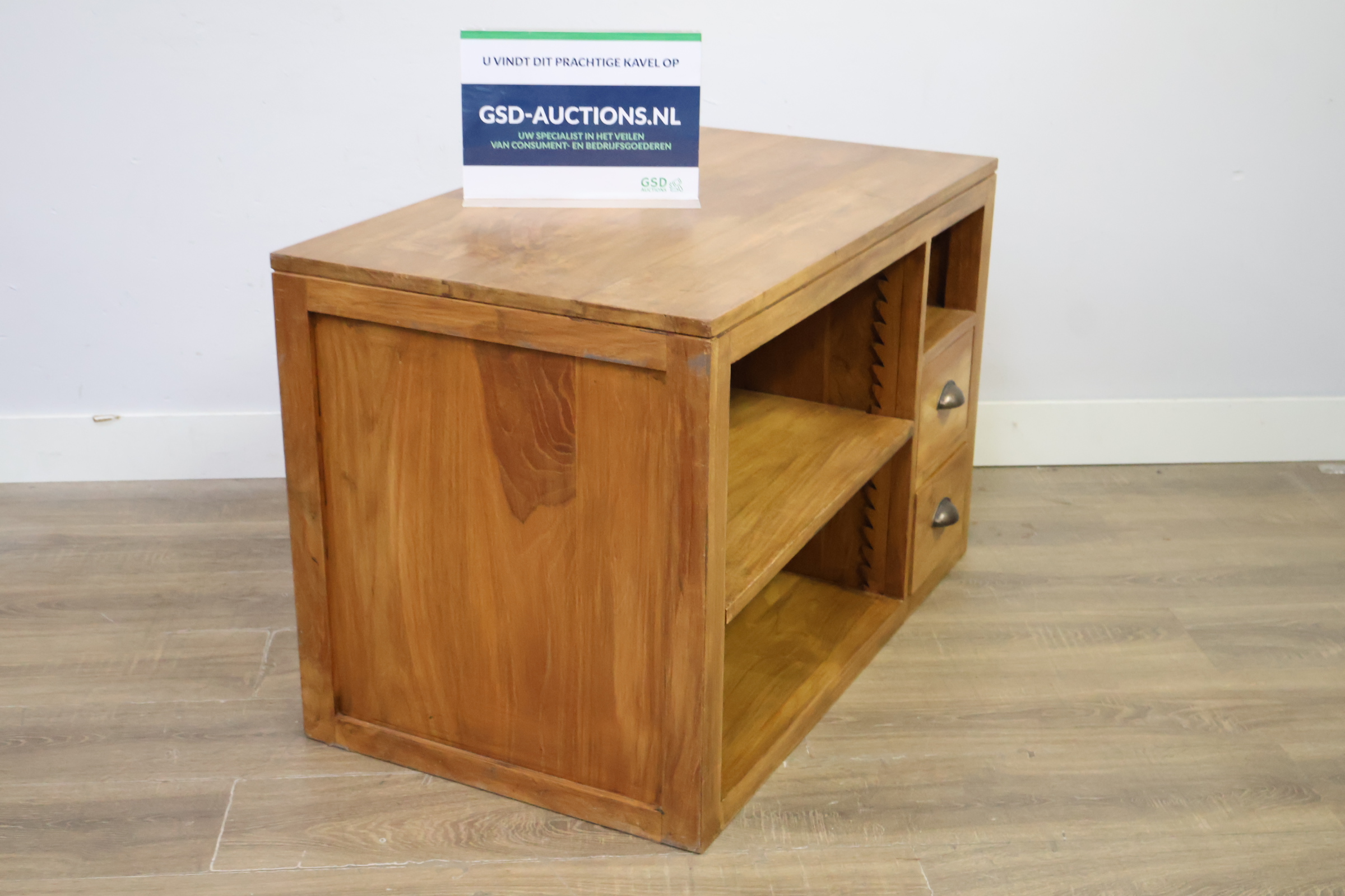 Houten kastje met laden en open vakken – foto 2 – kavel bij GSD Auctions, Zoeterwoude