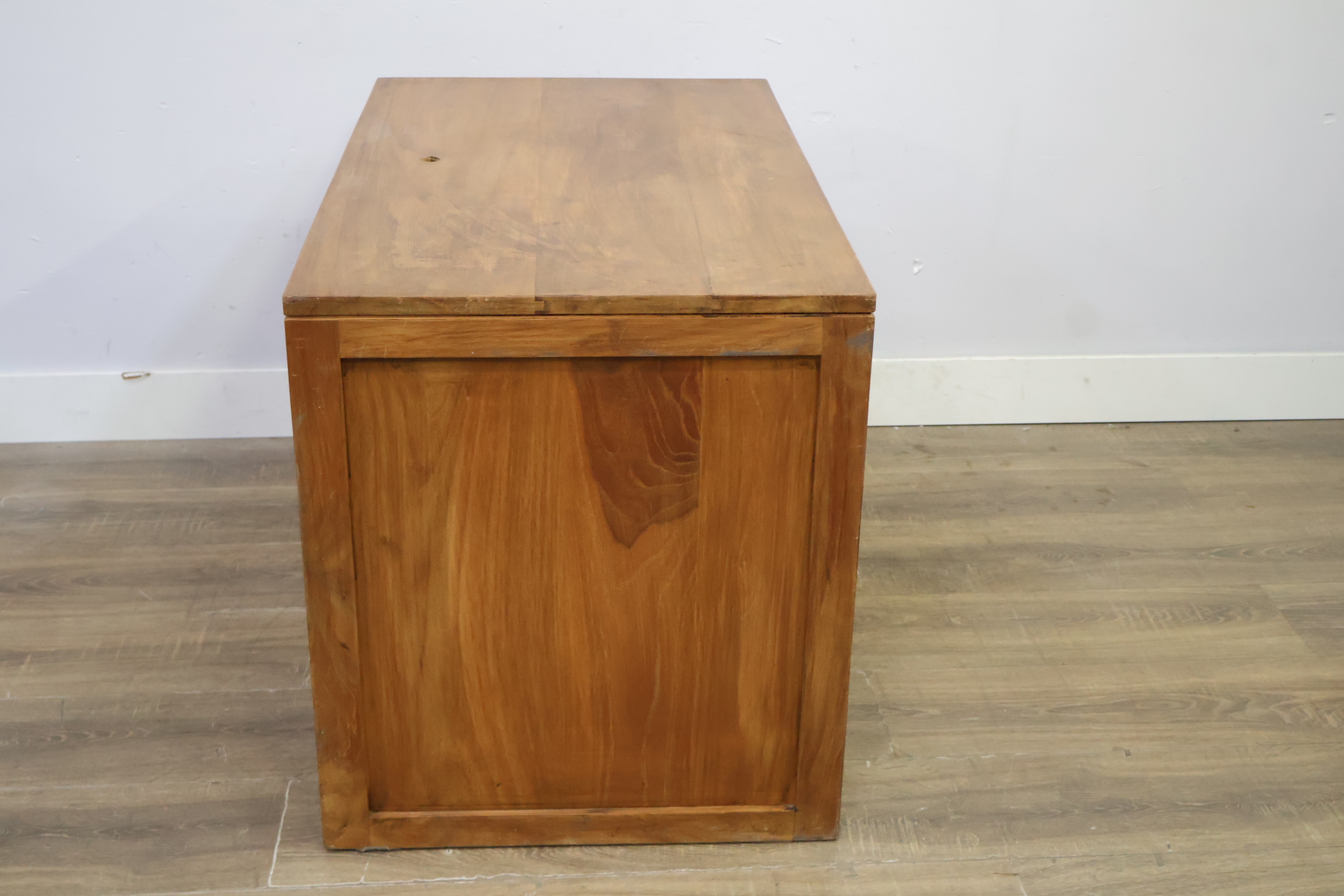 Houten kastje met laden en open vakken – foto 3 – kavel bij GSD Auctions, Zoeterwoude