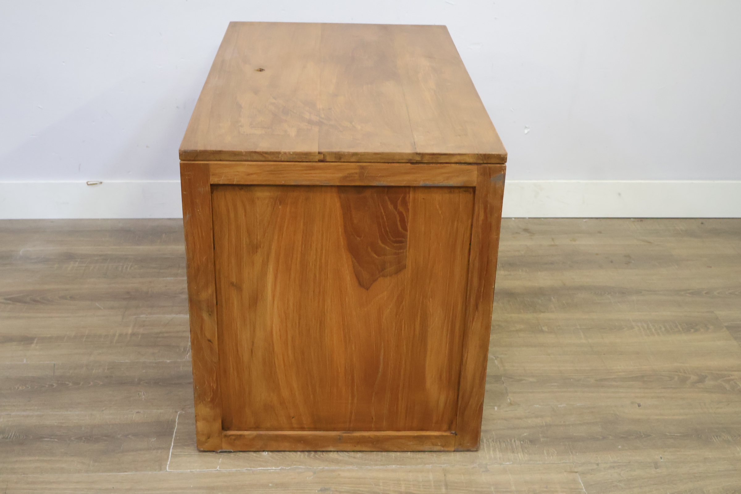Houten kastje met laden en open vakken – foto 4 – kavel bij GSD Auctions, Zoeterwoude
