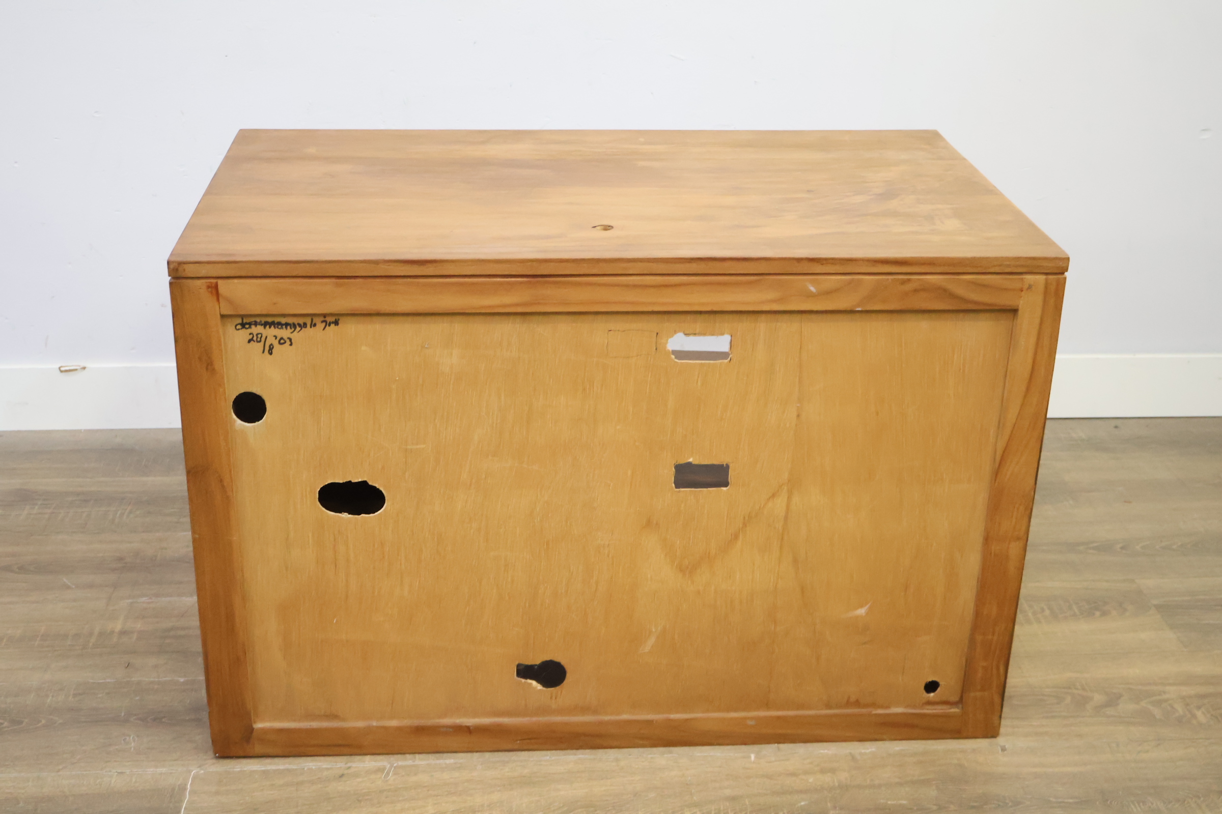 Houten kastje met laden en open vakken – foto 5 – kavel bij GSD Auctions, Zoeterwoude