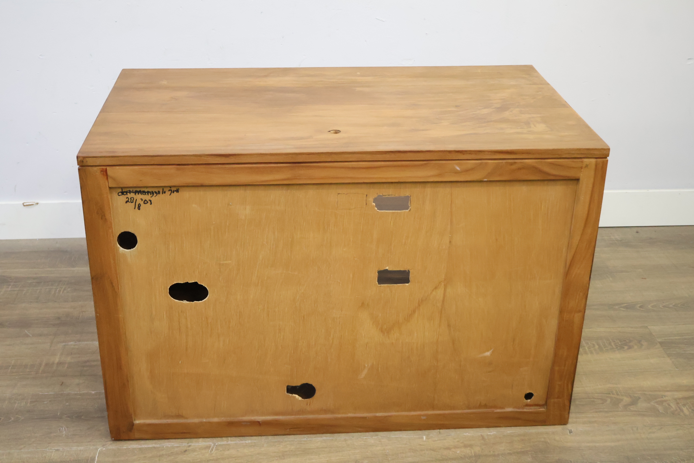Houten kastje met laden en open vakken – foto 6 – kavel bij GSD Auctions, Zoeterwoude