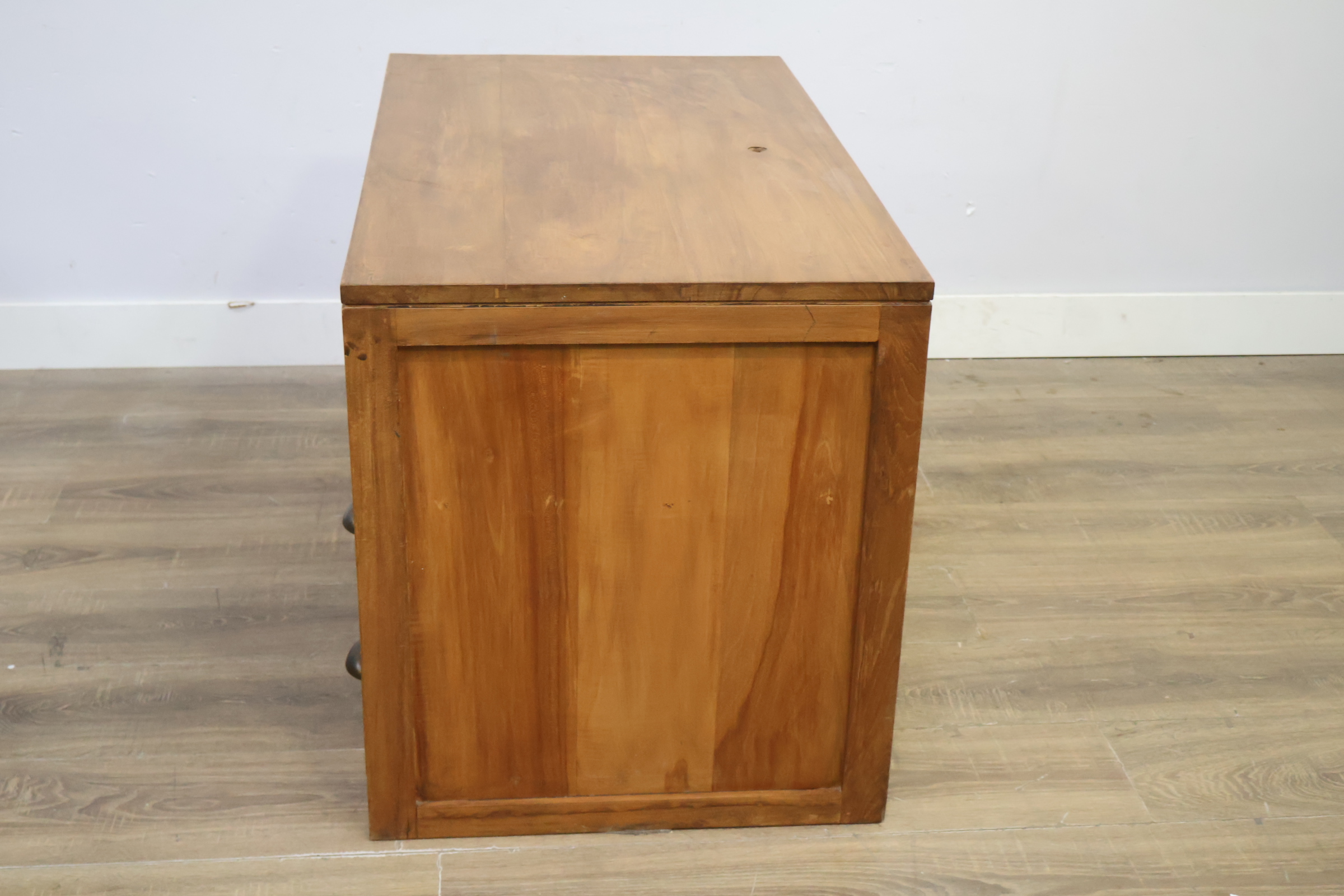 Houten kastje met laden en open vakken – foto 7 – kavel bij GSD Auctions, Zoeterwoude
