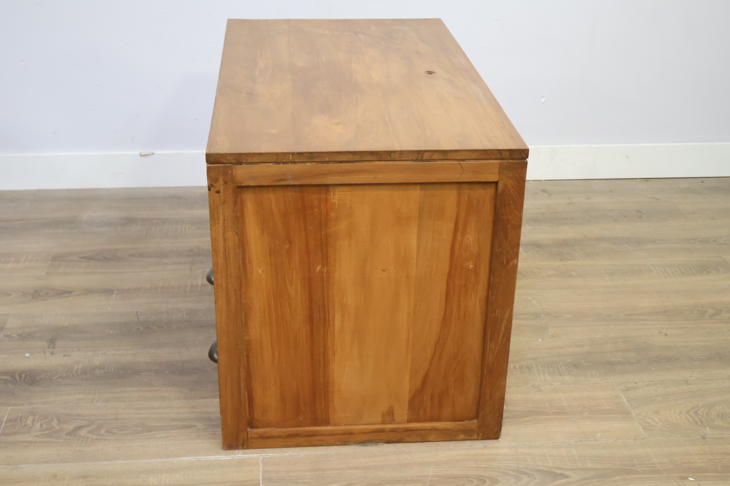 Houten kastje met laden en open vakken – foto 8 – kavel bij GSD Auctions, Zoeterwoude