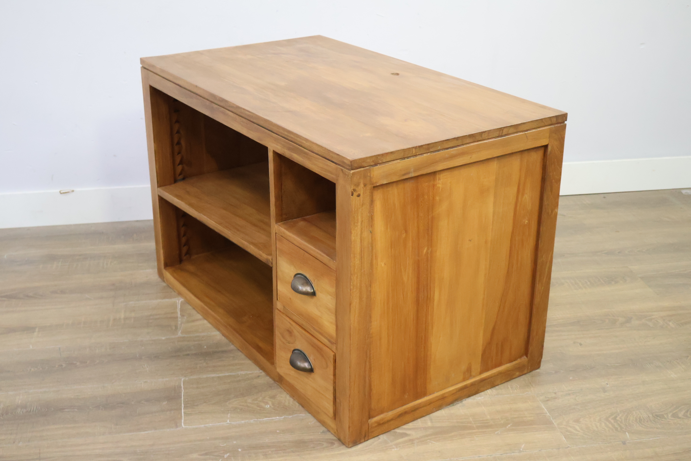 Houten kastje met laden en open vakken – foto 9 – kavel bij GSD Auctions, Zoeterwoude