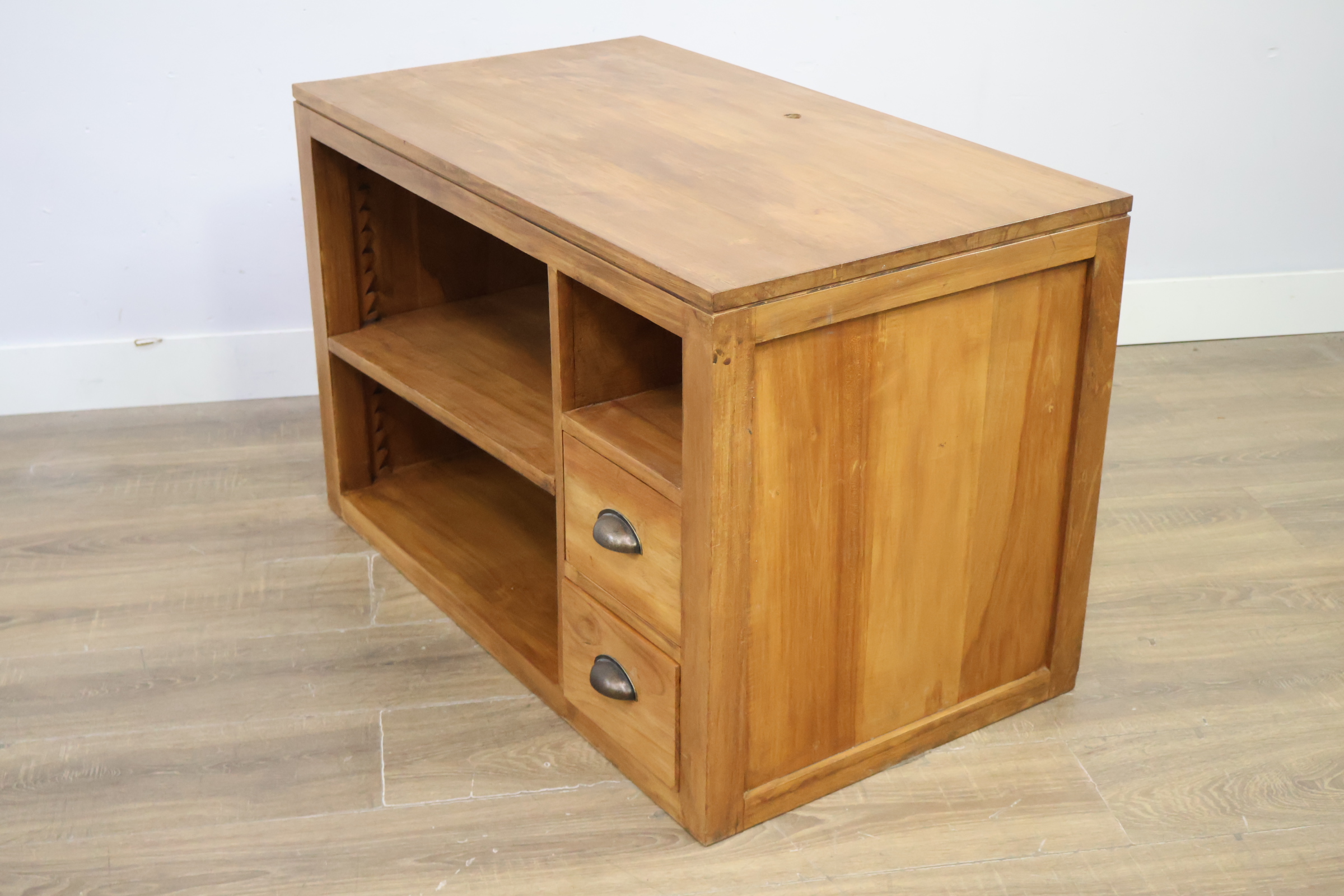 Houten kastje met laden en open vakken – foto 10 – kavel bij GSD Auctions, Zoeterwoude