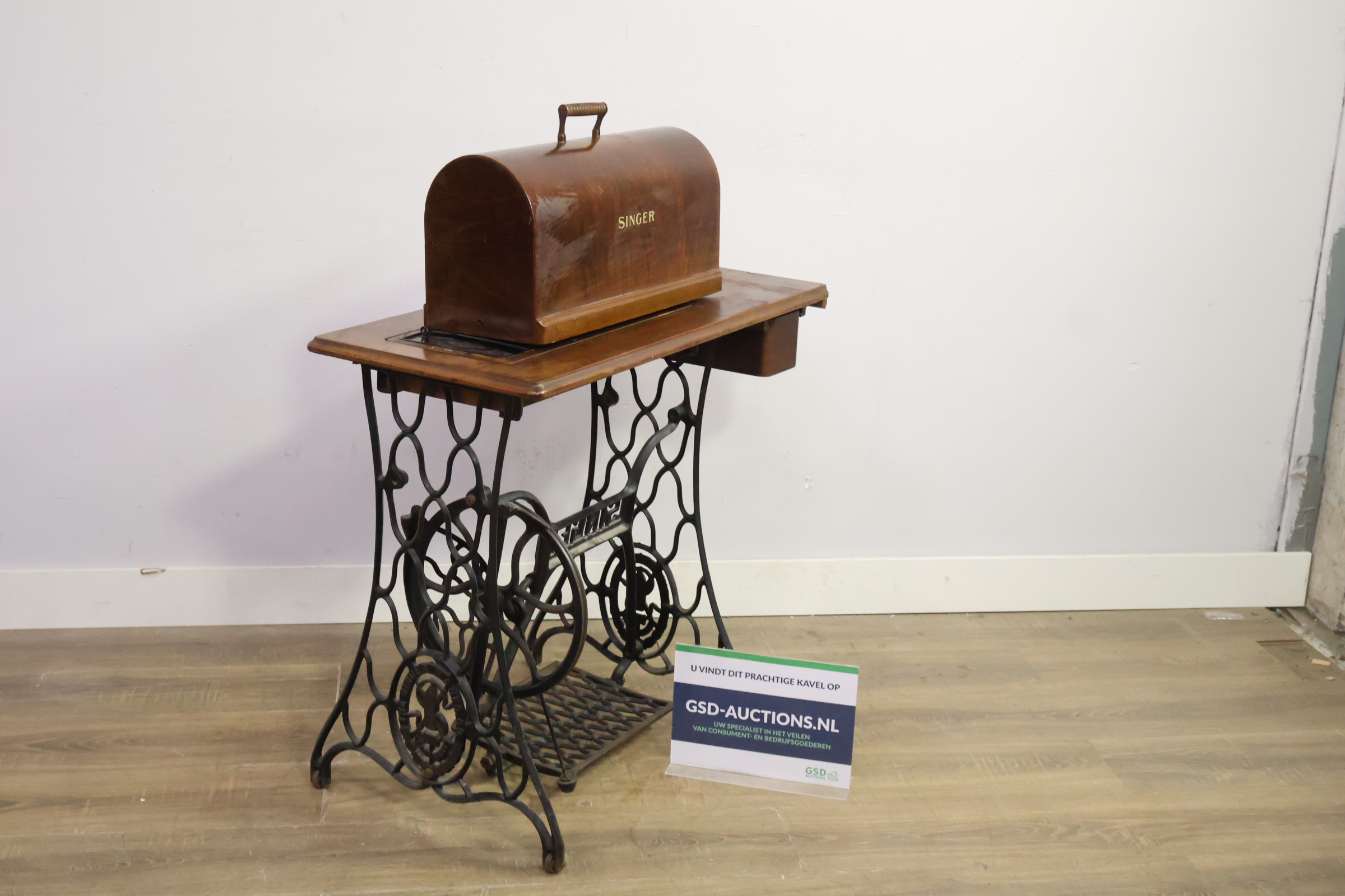 Singer vintage naaimachine met houten kap – kavel bij GSD Auctions, Zoeterwoude