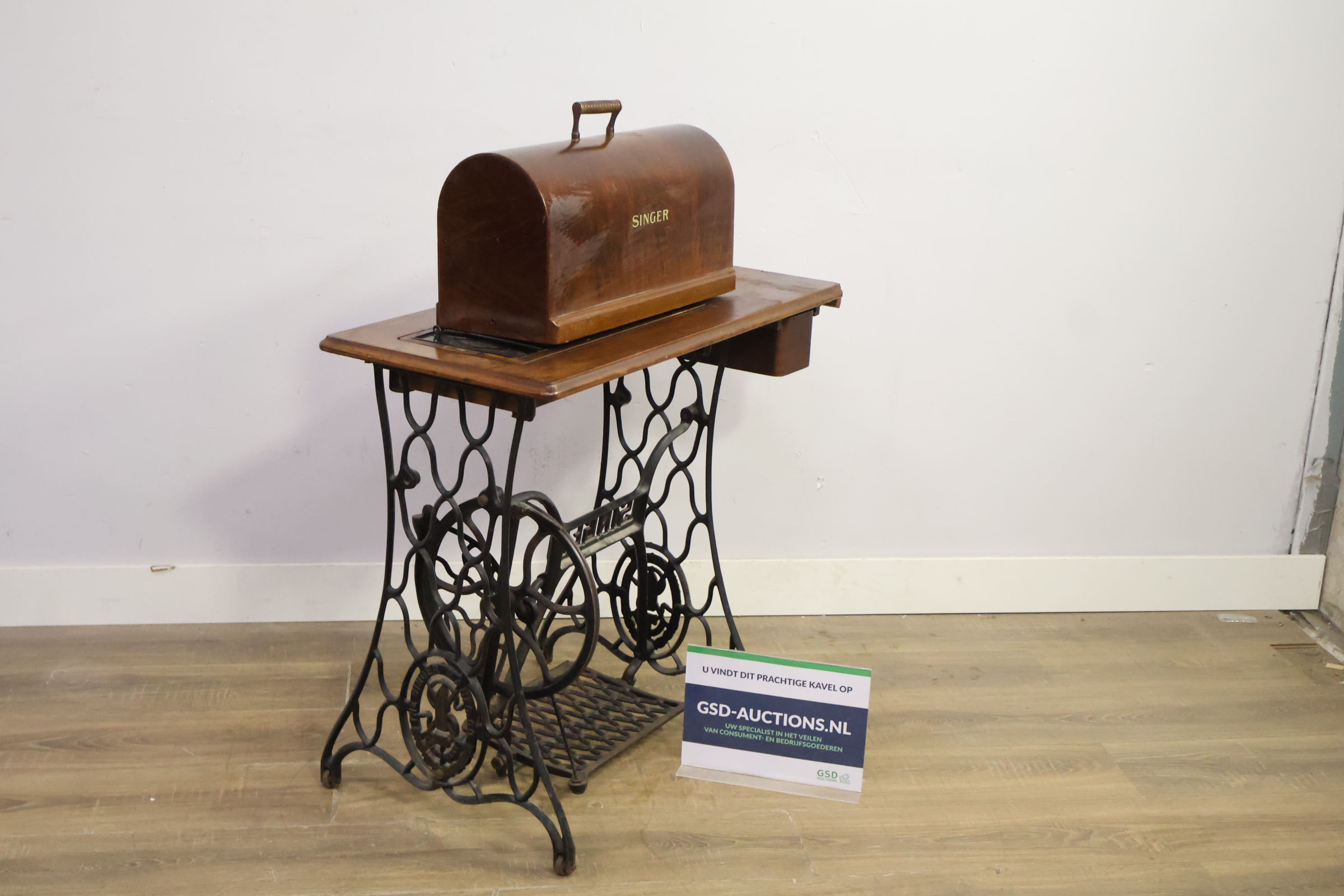 Singer vintage naaimachine met houten kap – foto 2 – kavel bij GSD Auctions, Zoeterwoude