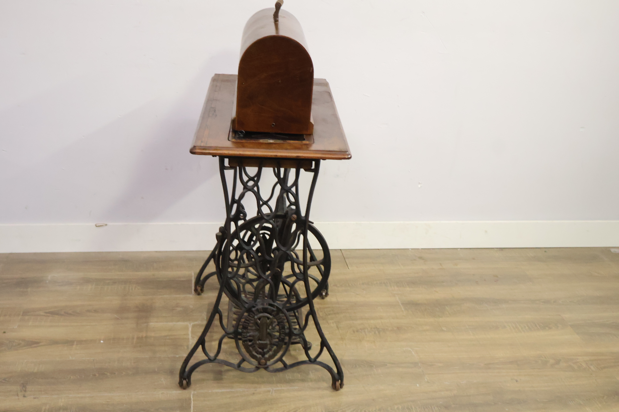 Singer vintage naaimachine met houten kap – foto 3 – kavel bij GSD Auctions, Zoeterwoude