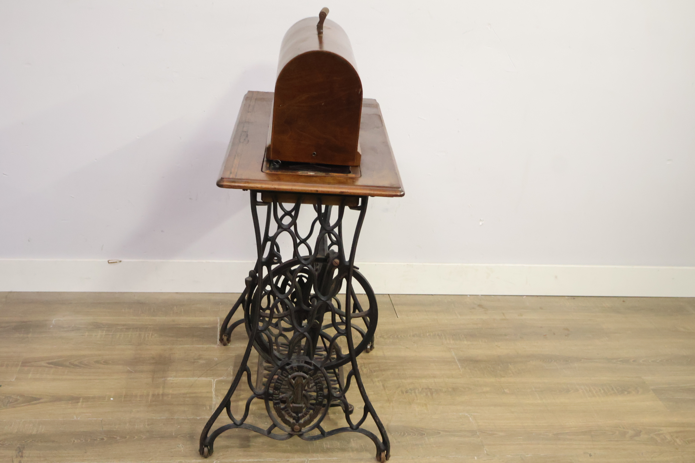 Singer vintage naaimachine met houten kap – foto 4 – kavel bij GSD Auctions, Zoeterwoude
