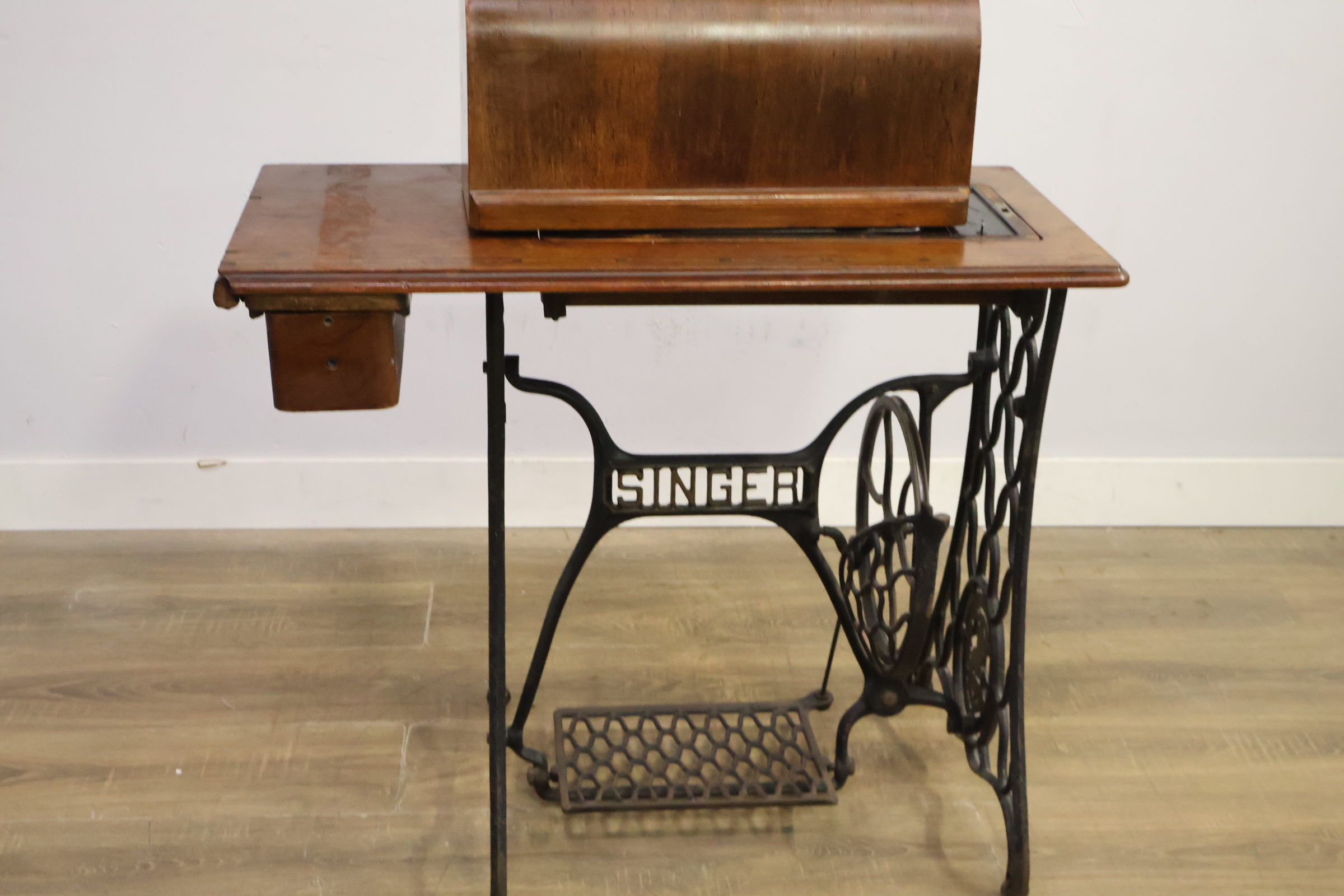 Singer vintage naaimachine met houten kap – foto 5 – kavel bij GSD Auctions, Zoeterwoude