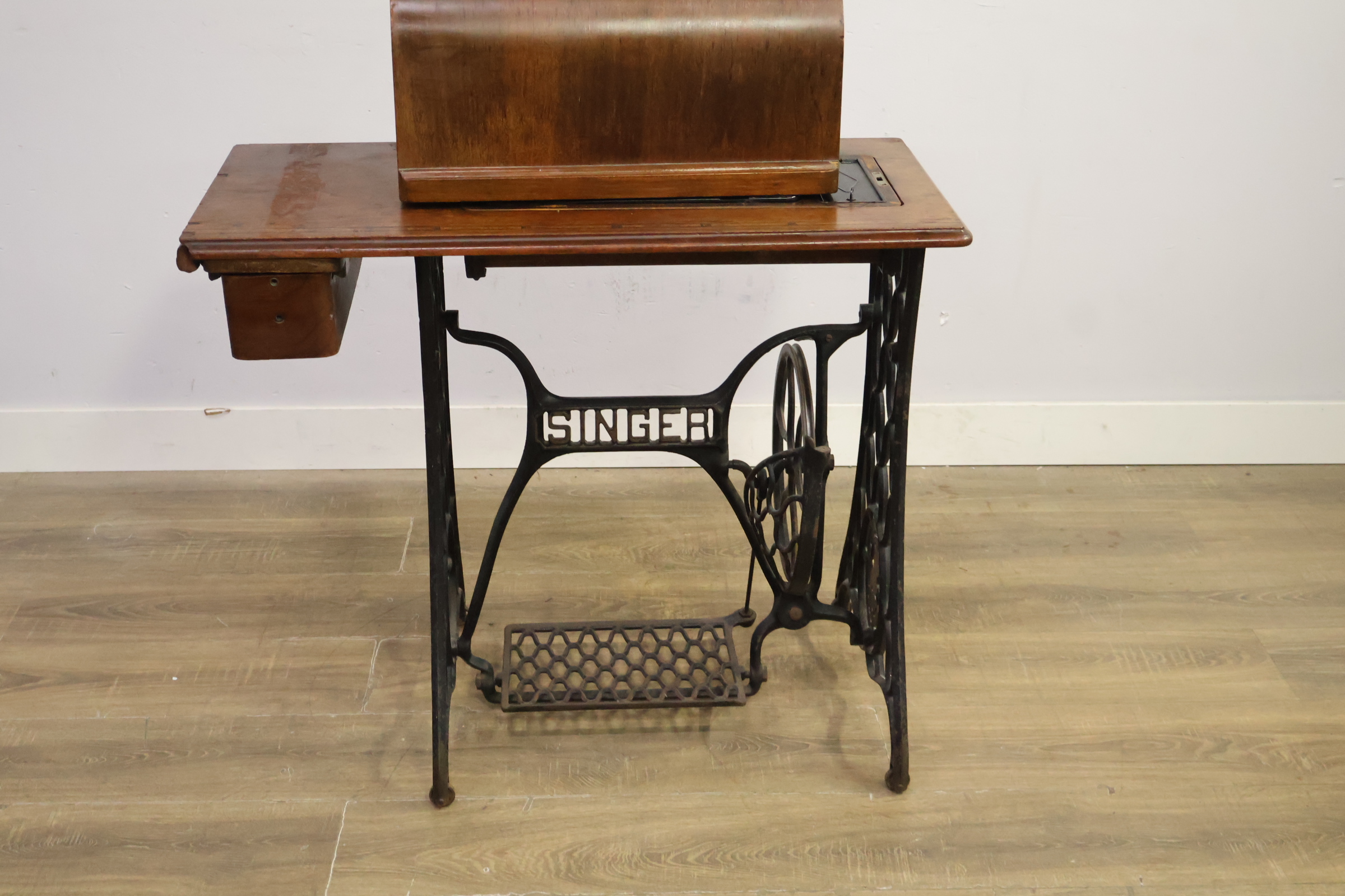 Singer vintage naaimachine met houten kap – foto 6 – kavel bij GSD Auctions, Zoeterwoude