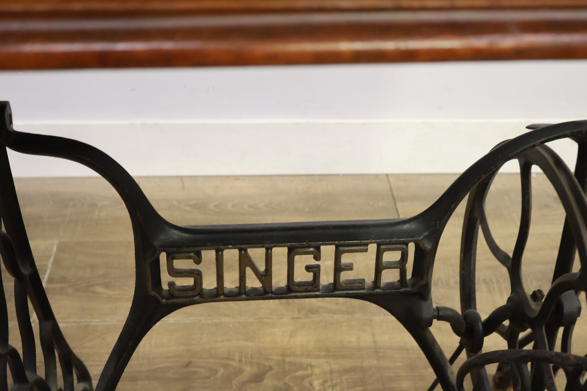 Singer vintage naaimachine met houten kap – foto 7 – kavel bij GSD Auctions, Zoeterwoude