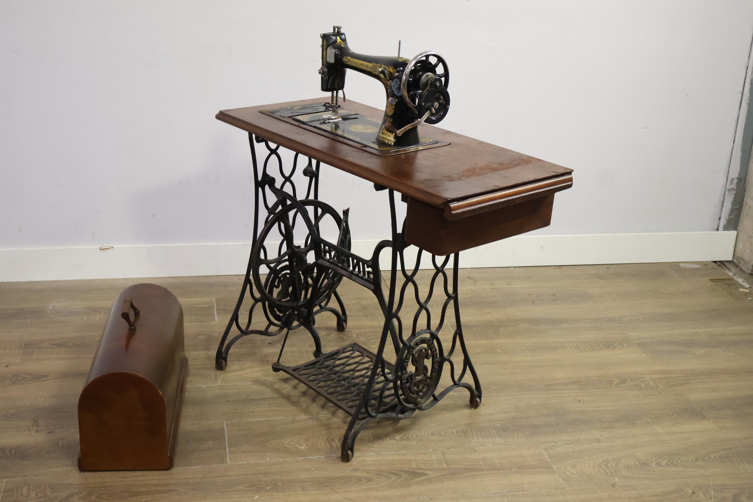 Singer vintage naaimachine met houten kap – foto 10 – kavel bij GSD Auctions, Zoeterwoude