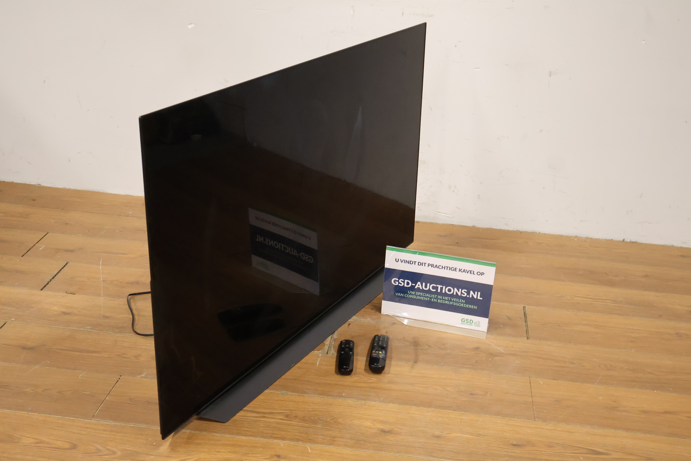 Flatscreen televisie met twee afstandsbedieningen – kavel bij GSD Auctions, Zoeterwoude