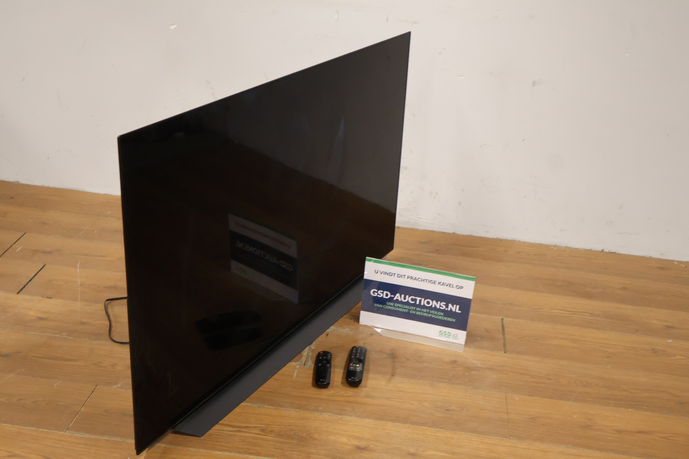 Flatscreen televisie met twee afstandsbedieningen – foto 2 – kavel bij GSD Auctions, Zoeterwoude