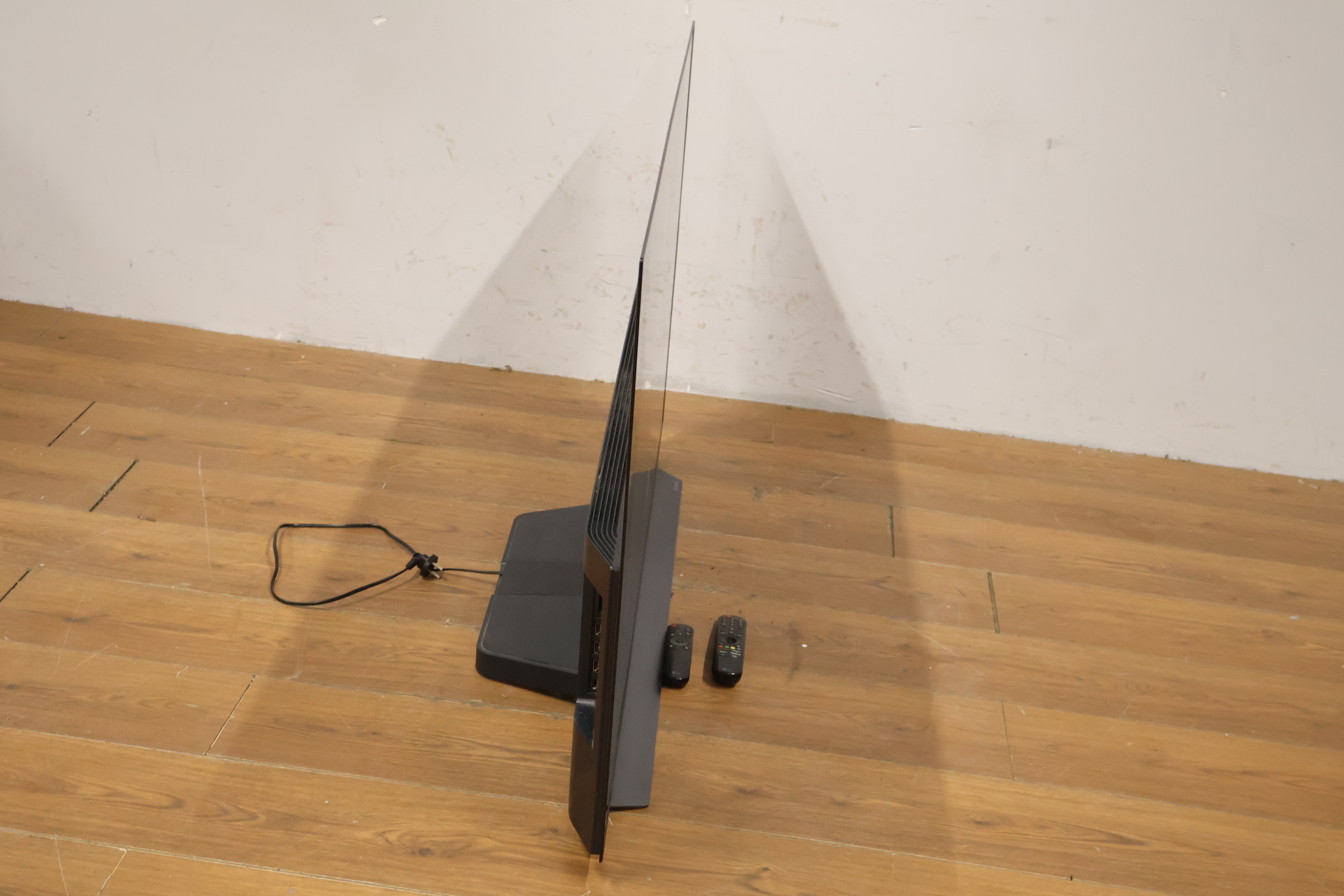 Flatscreen televisie met twee afstandsbedieningen – foto 3 – kavel bij GSD Auctions, Zoeterwoude