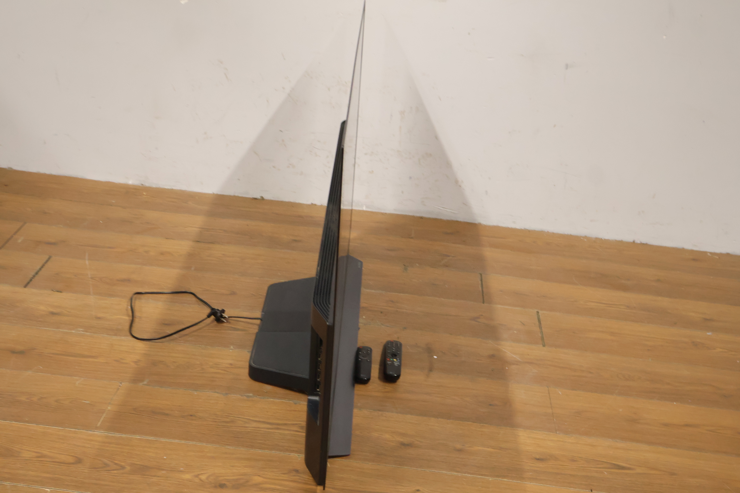 Flatscreen televisie met twee afstandsbedieningen – foto 4 – kavel bij GSD Auctions, Zoeterwoude