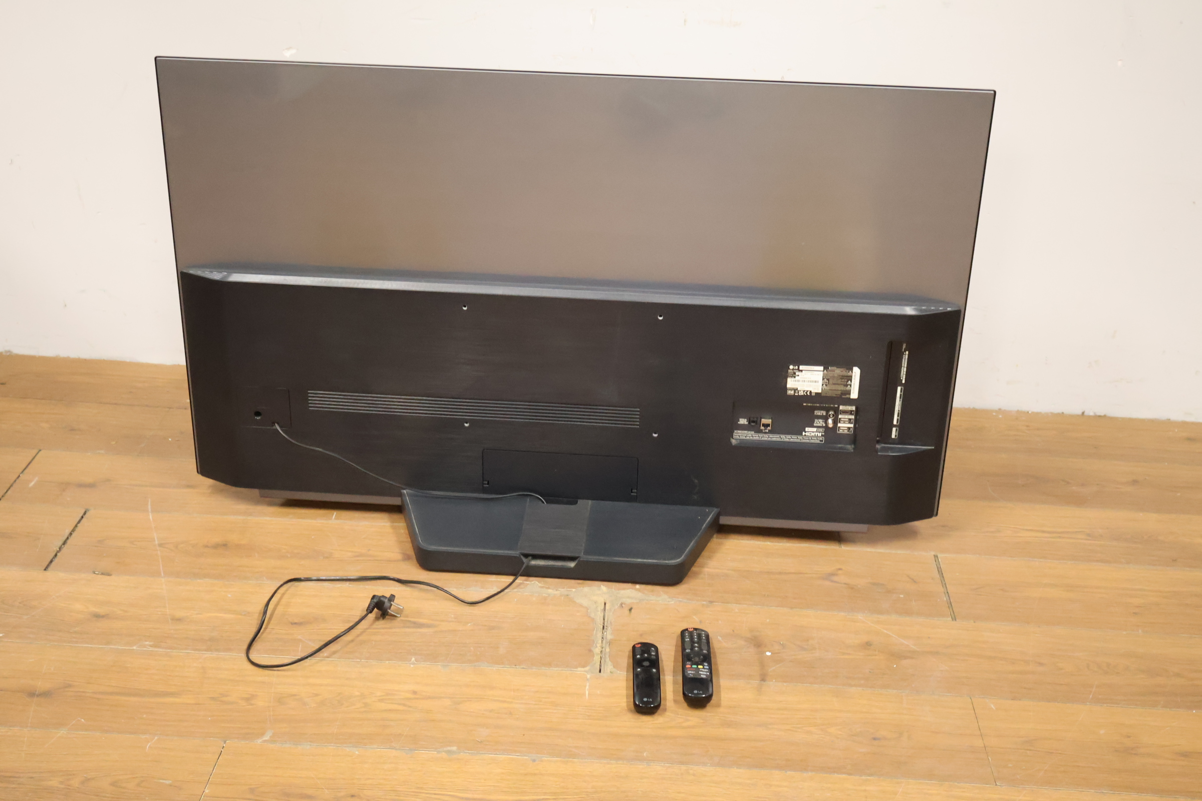 Flatscreen televisie met twee afstandsbedieningen – foto 5 – kavel bij GSD Auctions, Zoeterwoude