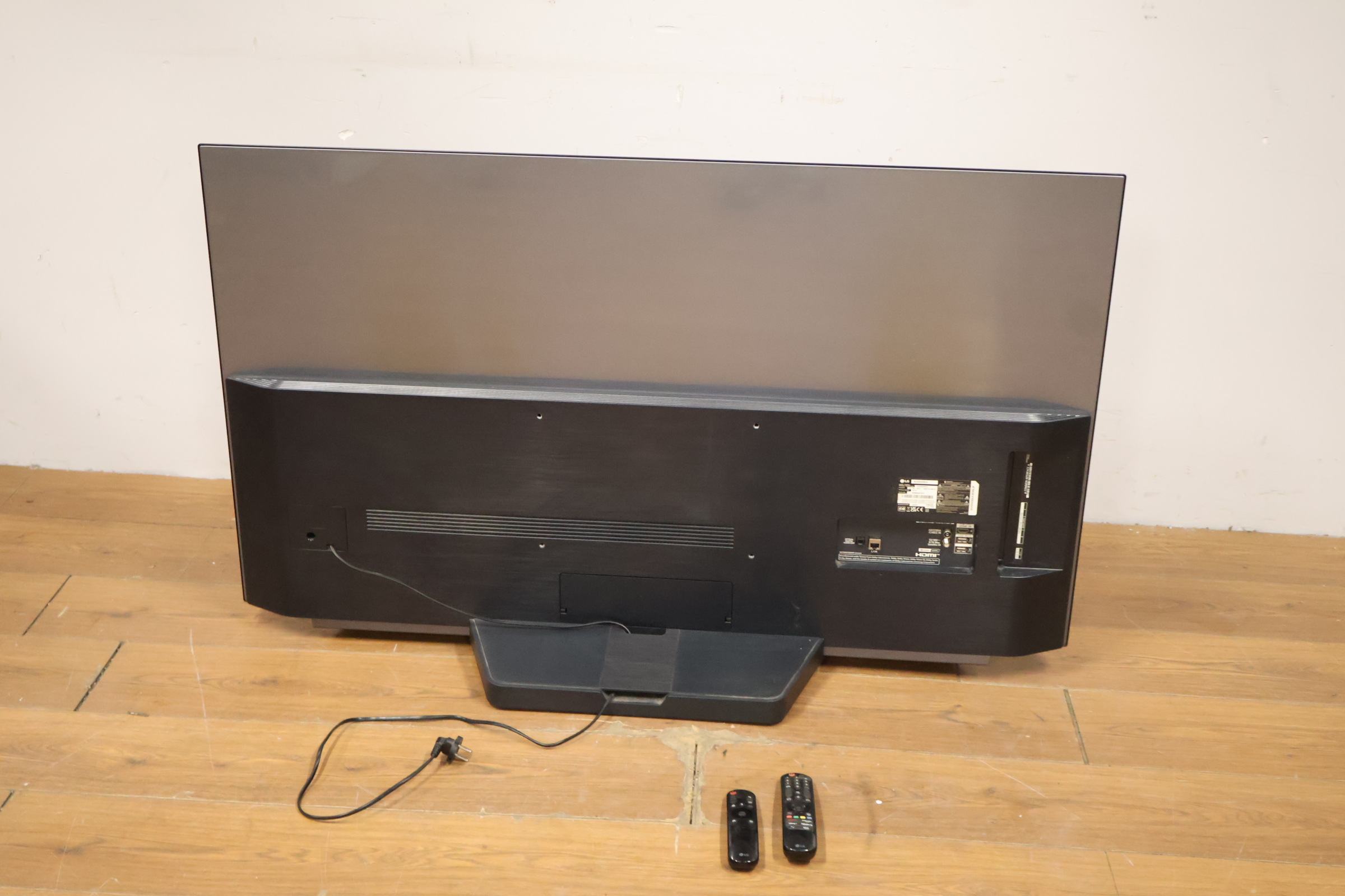 Flatscreen televisie met twee afstandsbedieningen – foto 6 – kavel bij GSD Auctions, Zoeterwoude