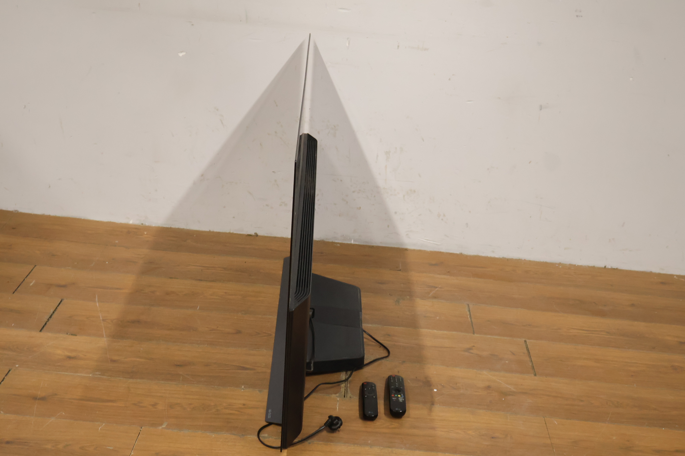 Flatscreen televisie met twee afstandsbedieningen – foto 9 – kavel bij GSD Auctions, Zoeterwoude