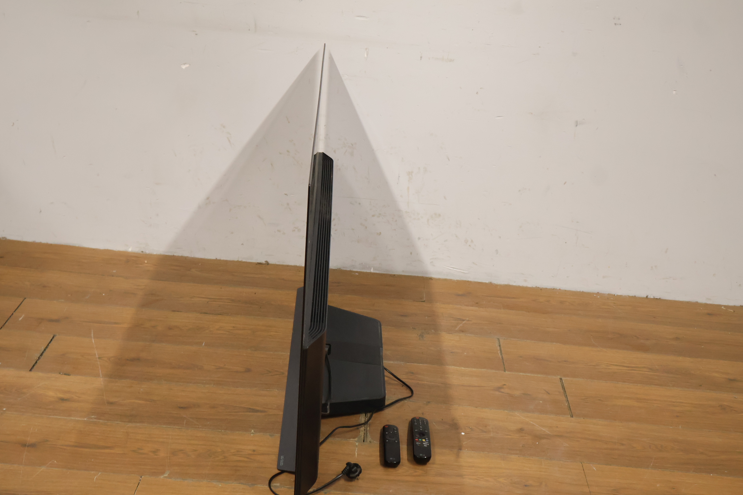 Flatscreen televisie met twee afstandsbedieningen – foto 10 – kavel bij GSD Auctions, Zoeterwoude