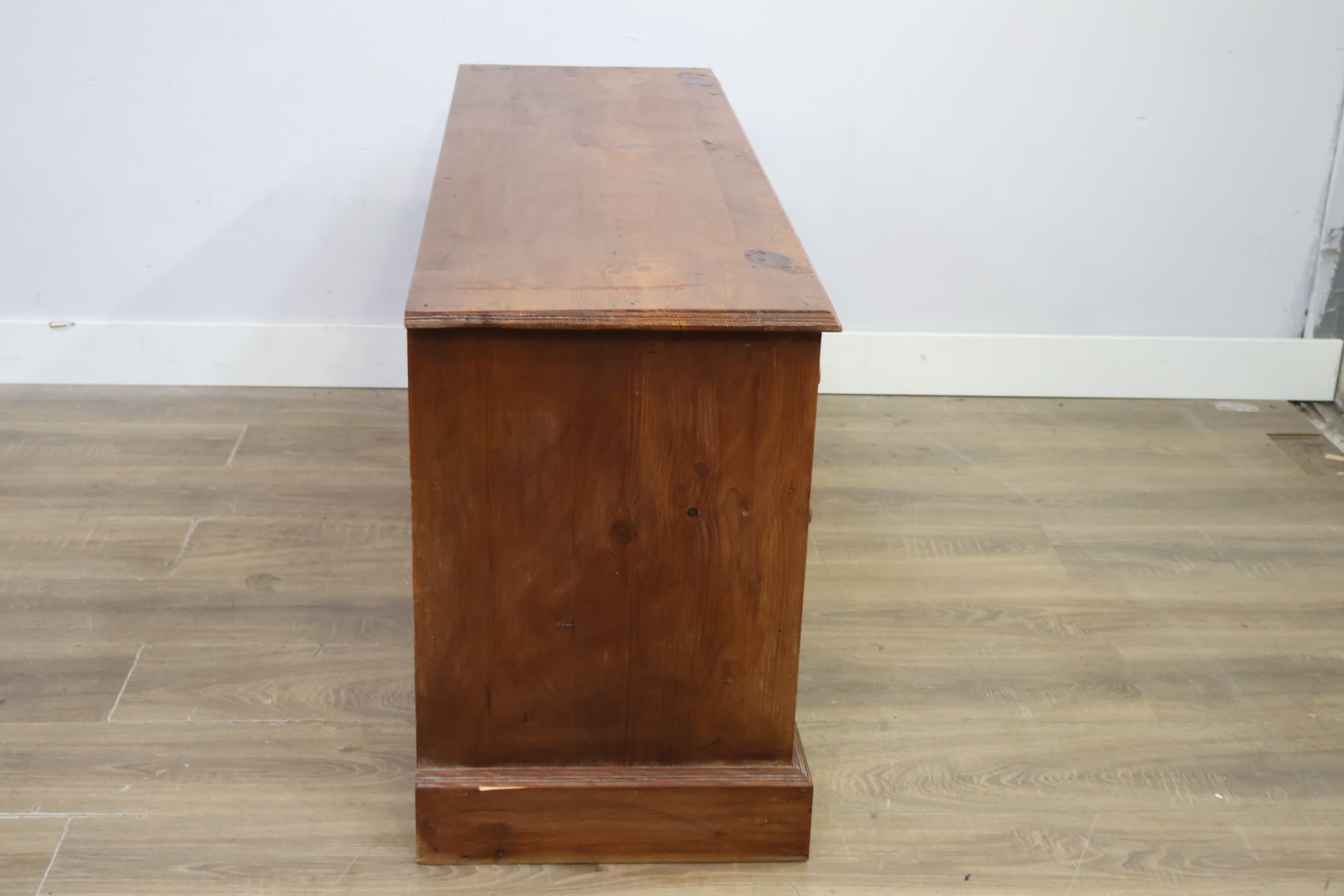 Houten ladekast met acht laden – foto 3 – kavel bij GSD Auctions, Zoeterwoude